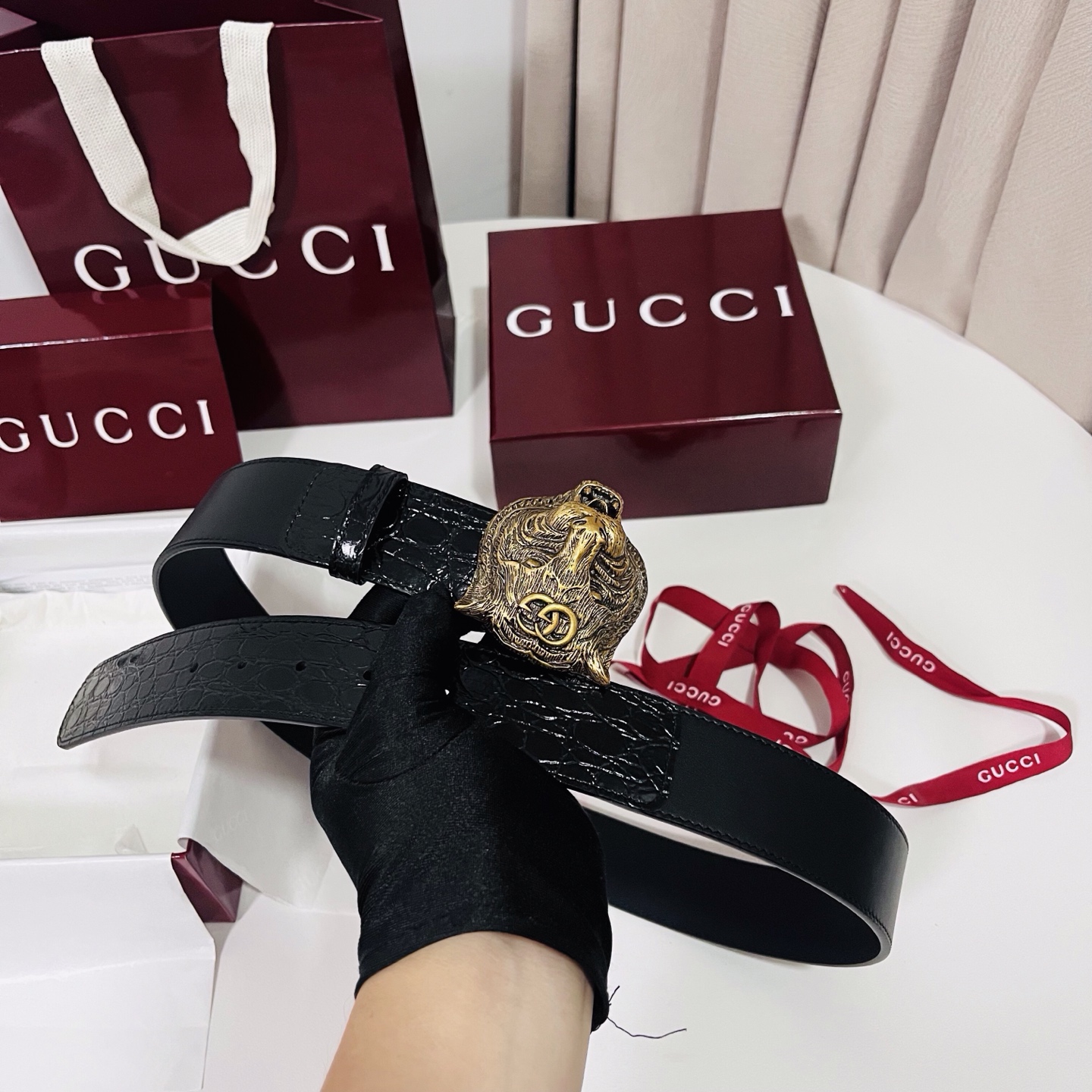 古奇 新款 标志性GG图案采用穿孔工艺制作，为这款黑色皮革腰带增添精致质感。闪亮钯金色调金属双G造型配件