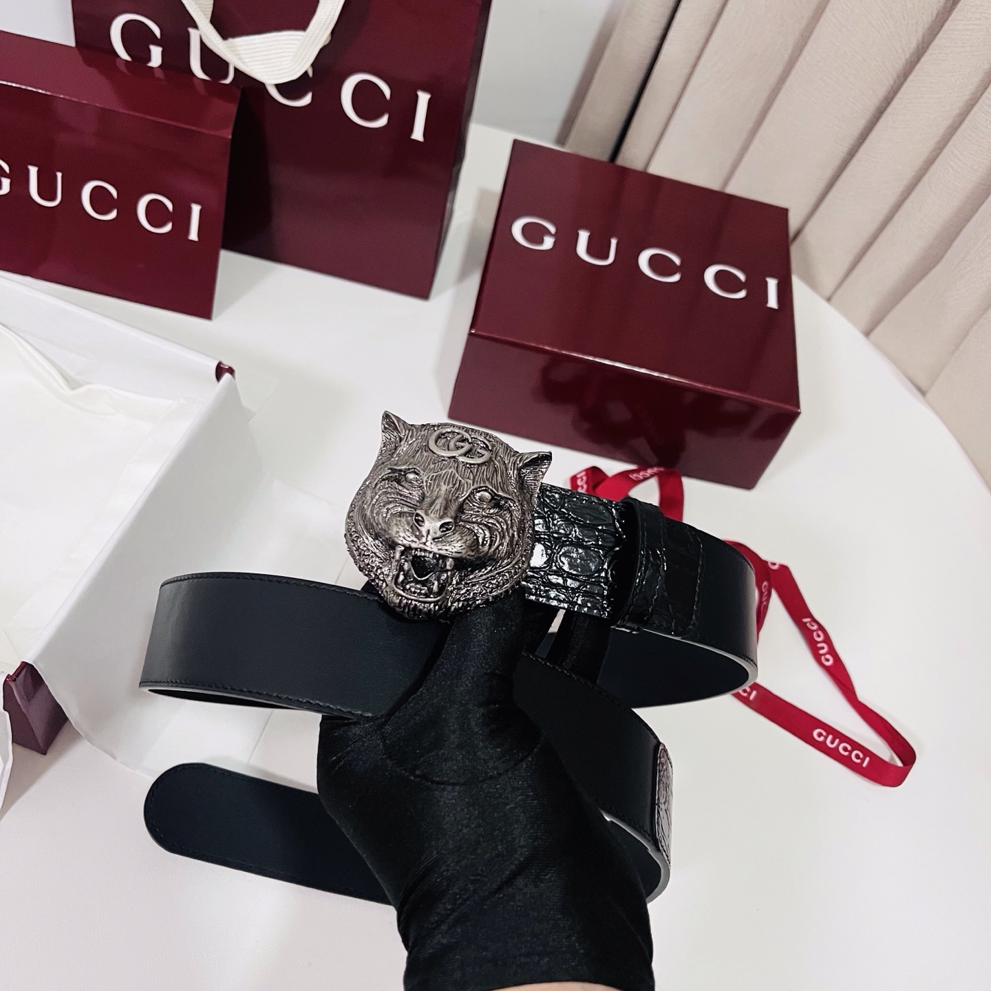 古奇 新款 标志性GG图案采用穿孔工艺制作，为这款黑色皮革腰带增添精致质感。闪亮钯金色调金属双G造型配件