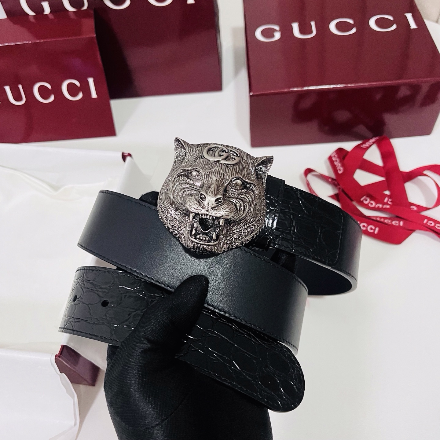 古奇 新款 标志性GG图案采用穿孔工艺制作，为这款黑色皮革腰带增添精致质感。闪亮钯金色调金属双G造型配件