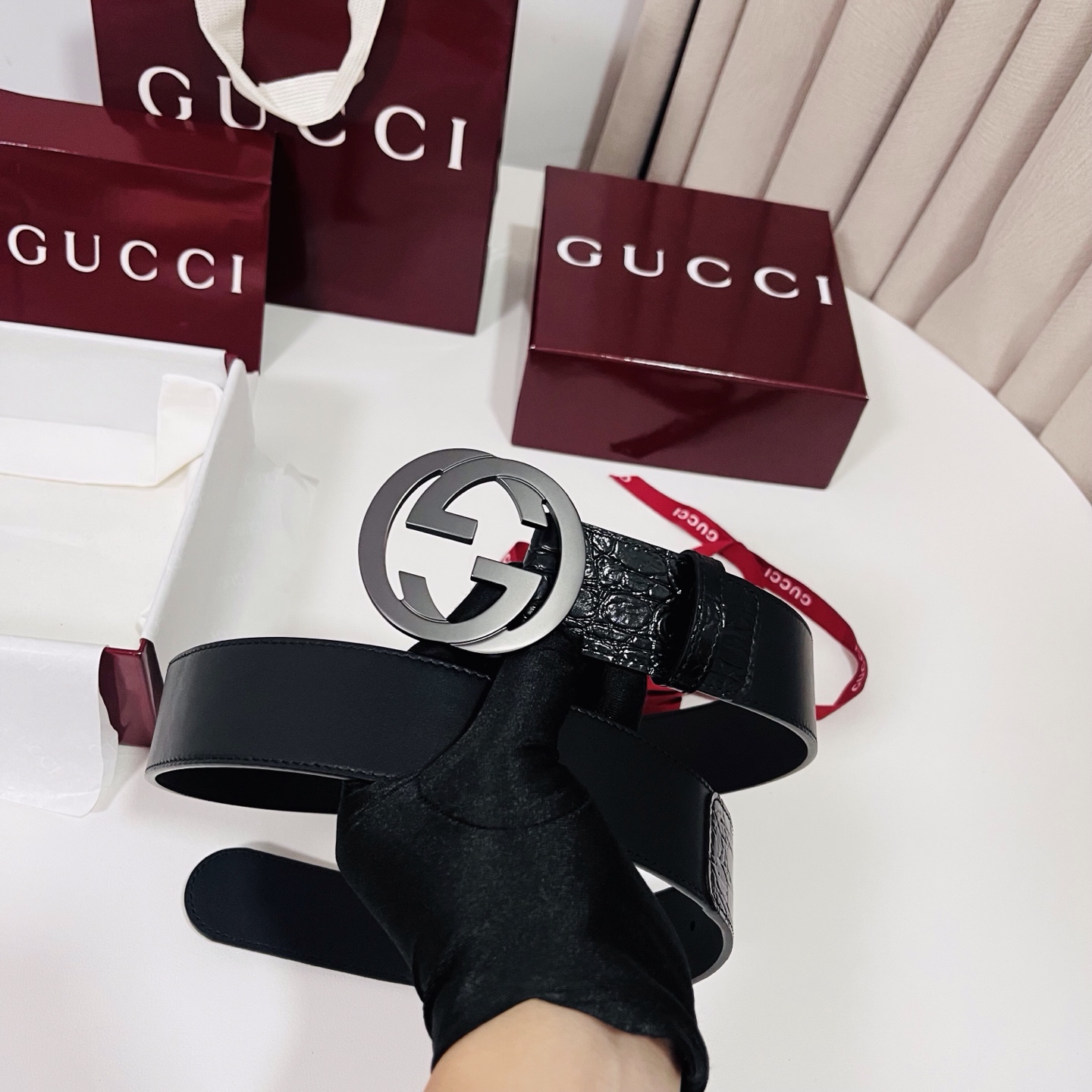 古奇 新款 标志性GG图案采用穿孔工艺制作，为这款黑色皮革腰带增添精致质感。闪亮钯金色调金属双G造型配件
