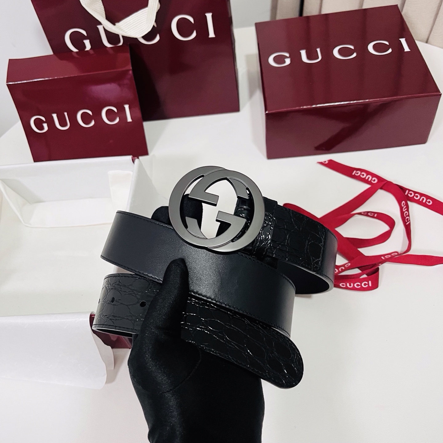 古奇 新款 标志性GG图案采用穿孔工艺制作，为这款黑色皮革腰带增添精致质感。闪亮钯金色调金属双G造型配件