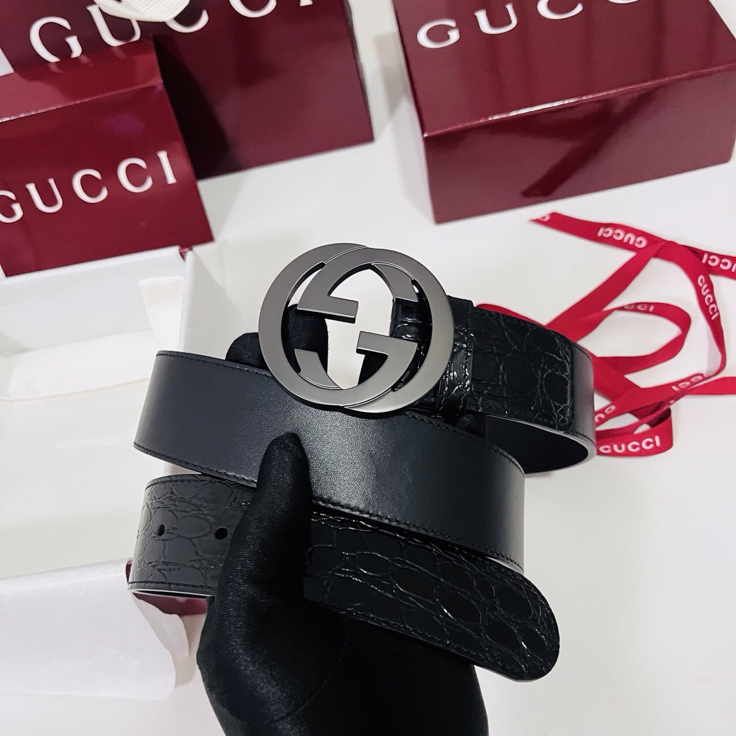 古奇 新款 标志性GG图案采用穿孔工艺制作，为这款黑色皮革腰带增添精致质感。闪亮钯金色调金属双G造型配件