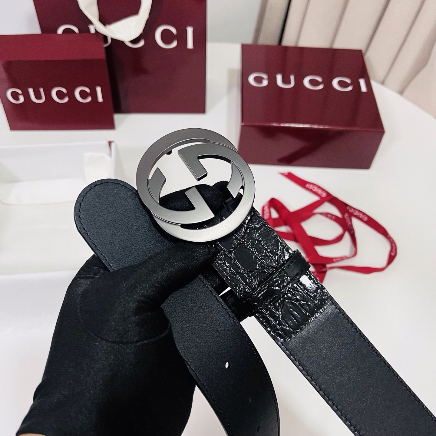 古奇 新款 标志性GG图案采用穿孔工艺制作，为这款黑色皮革腰带增添精致质感。闪亮钯金色调金属双G造型配件