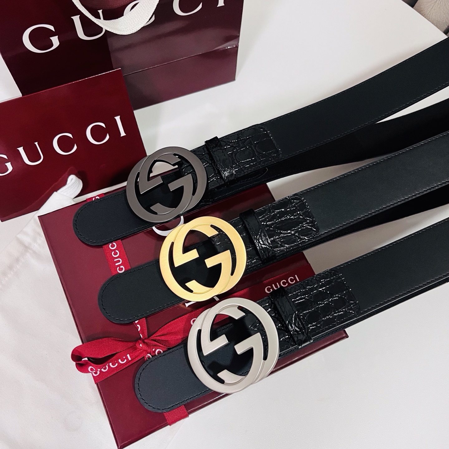 古奇 新款 标志性GG图案采用穿孔工艺制作，为这款黑色皮革腰带增添精致质感。闪亮钯金色调金属双G造型配件