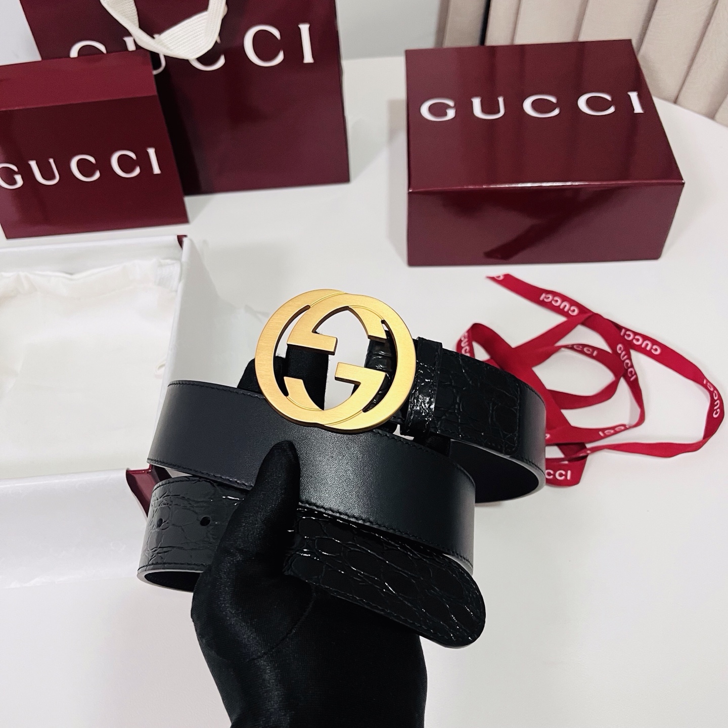 古奇 新款 标志性GG图案采用穿孔工艺制作，为这款黑色皮革腰带增添精致质感。闪亮钯金色调金属双G造型配件