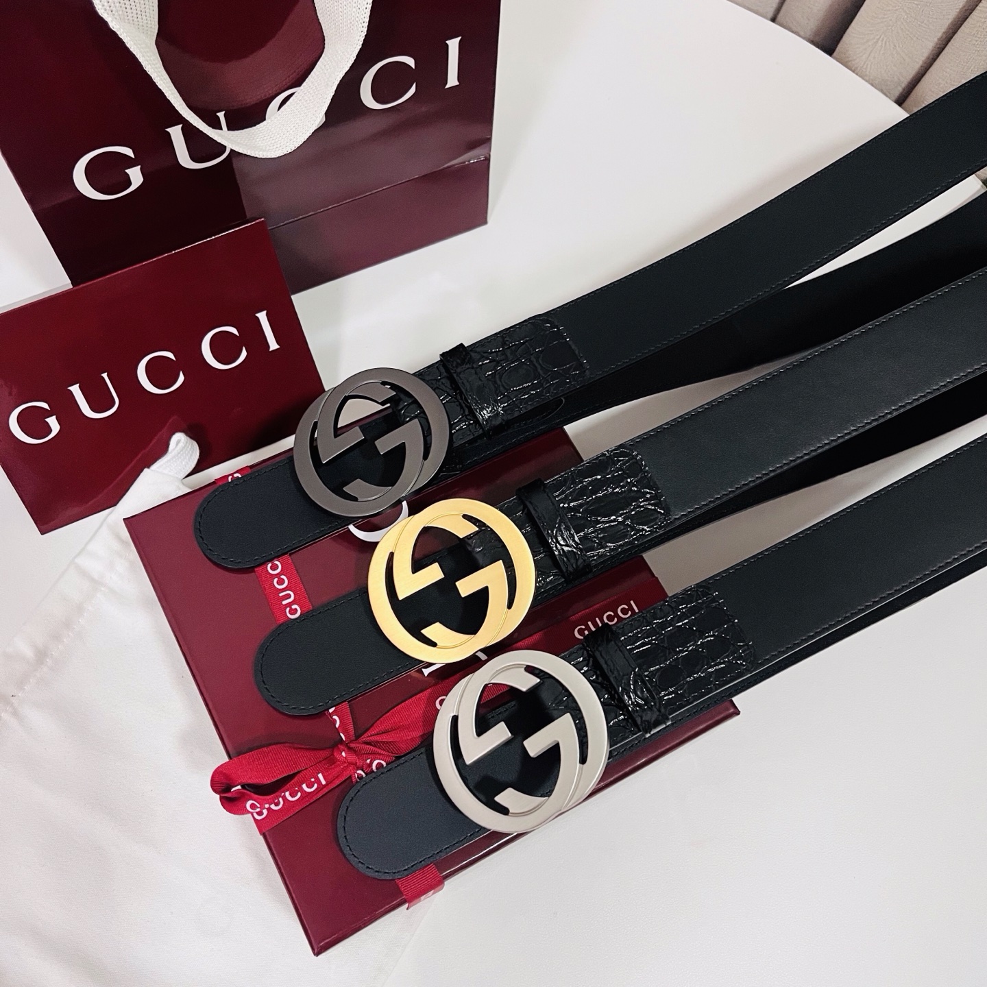 古奇 新款 标志性GG图案采用穿孔工艺制作，为这款黑色皮革腰带增添精致质感。闪亮钯金色调金属双G造型配件