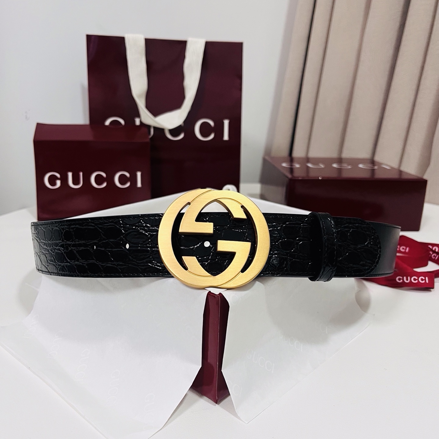 古奇 新款 标志性GG图案采用穿孔工艺制作，为这款黑色皮革腰带增添精致质感。闪亮钯金色调金属双G造型配件