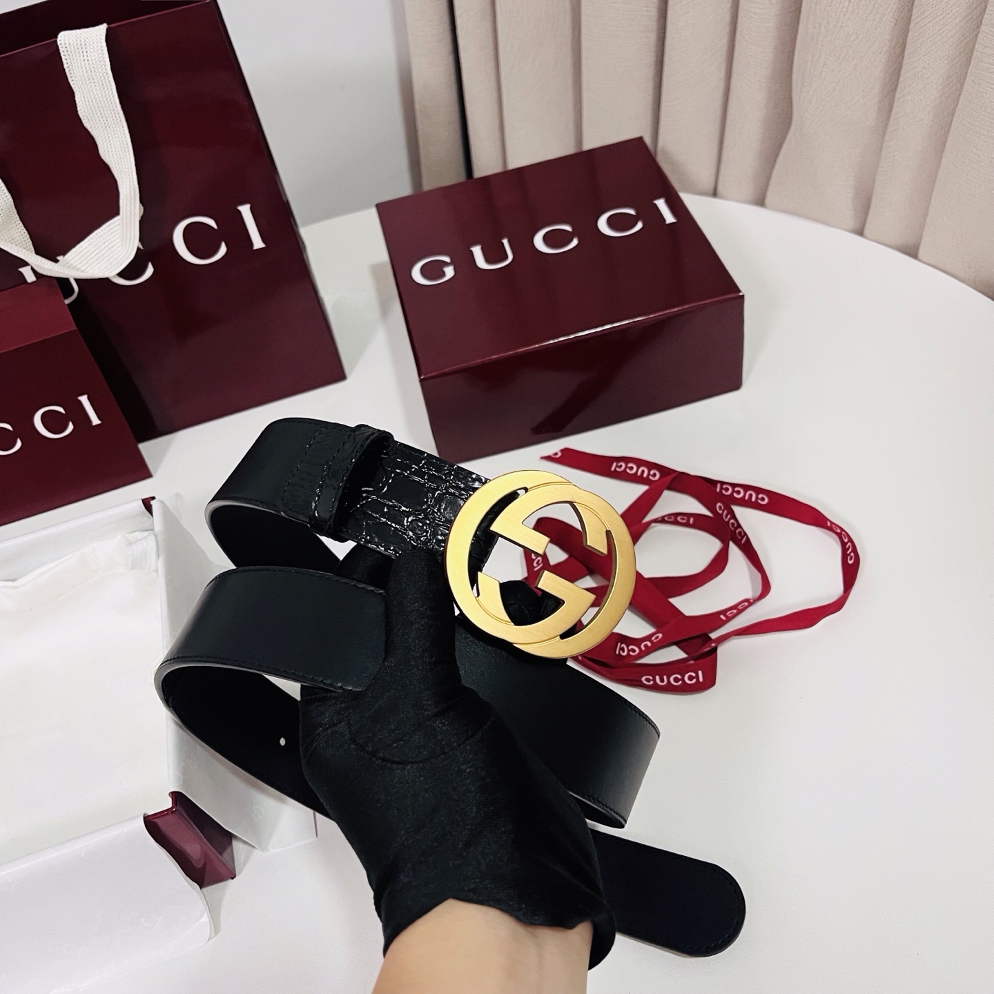 古奇 新款 标志性GG图案采用穿孔工艺制作，为这款黑色皮革腰带增添精致质感。闪亮钯金色调金属双G造型配件