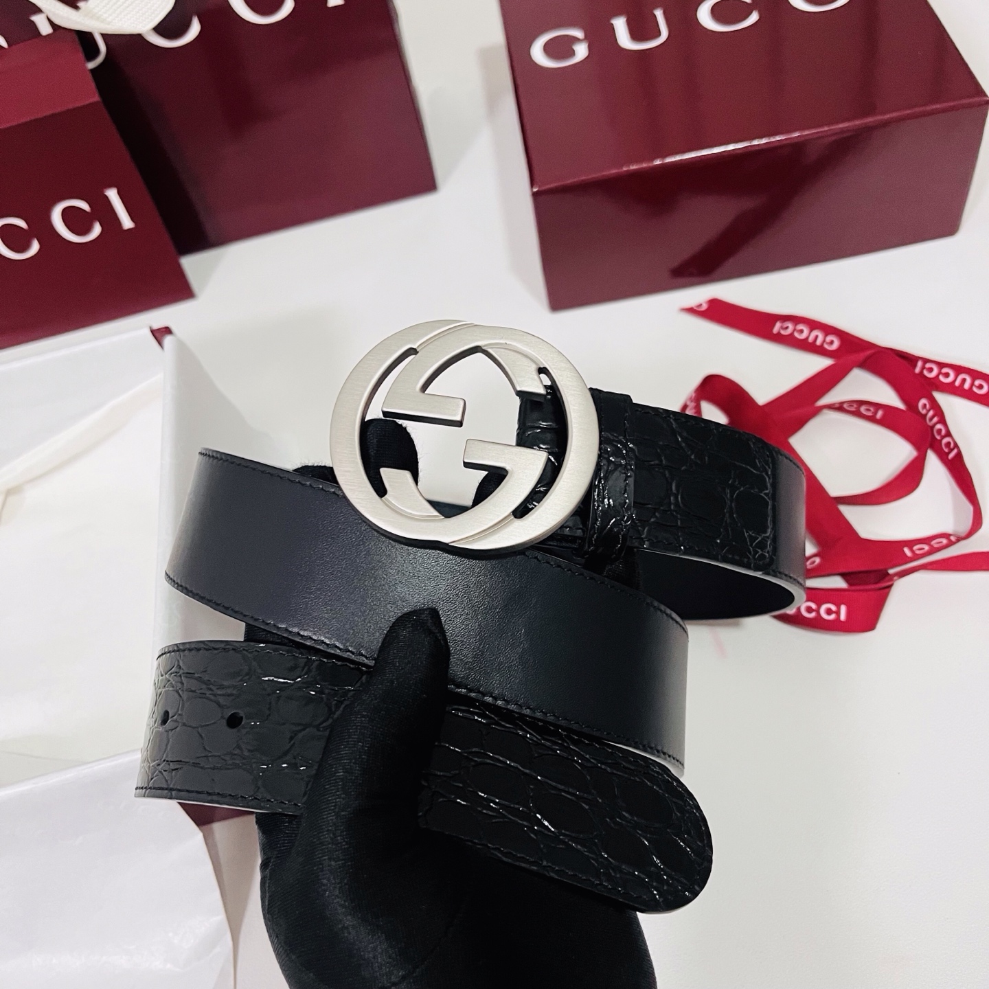 古奇 新款 标志性GG图案采用穿孔工艺制作，为这款黑色皮革腰带增添精致质感。闪亮钯金色调金属双G造型配件