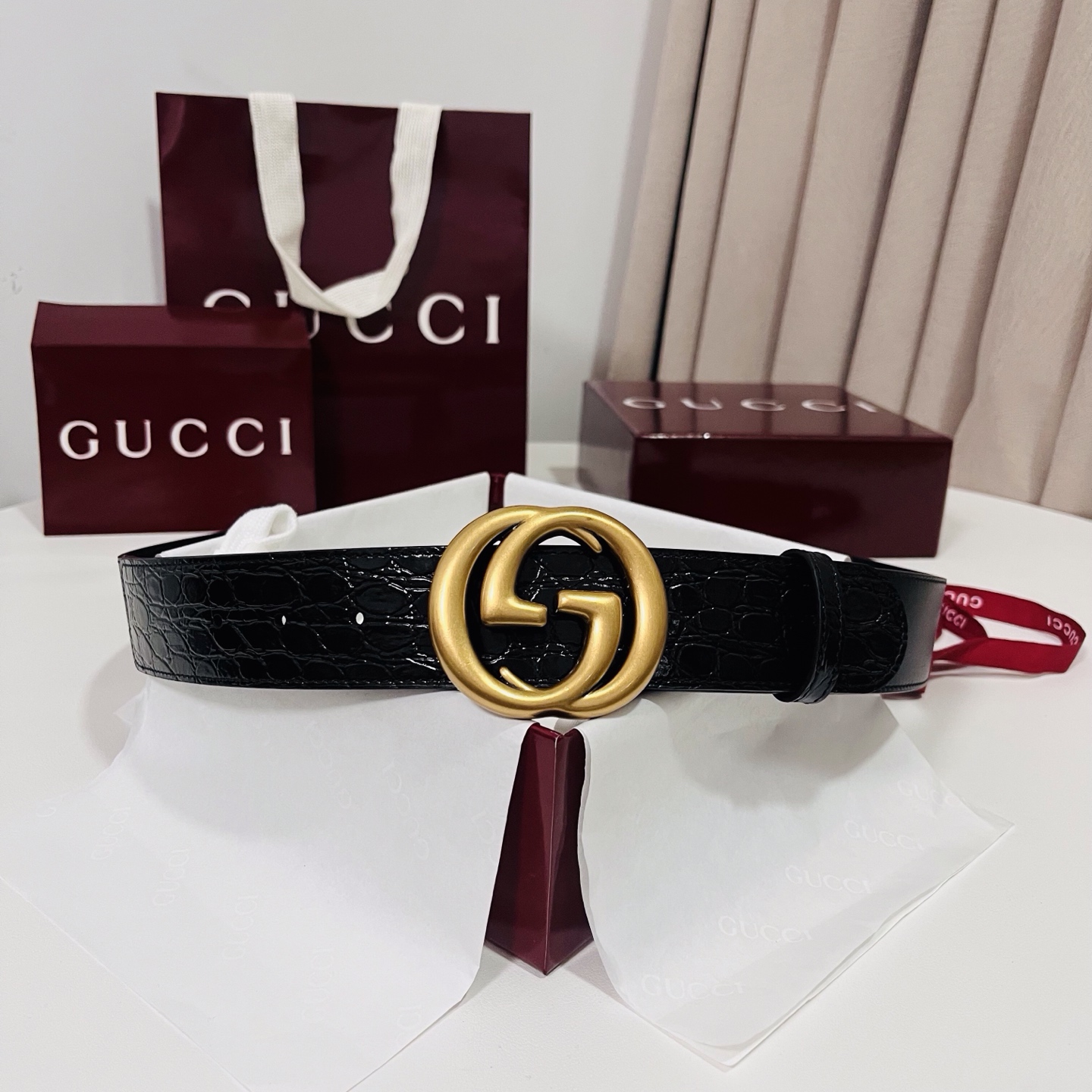 古奇 新款 标志性GG图案采用穿孔工艺制作，为这款黑色皮革腰带增添精致质感。闪亮钯金色调金属双G造型配件