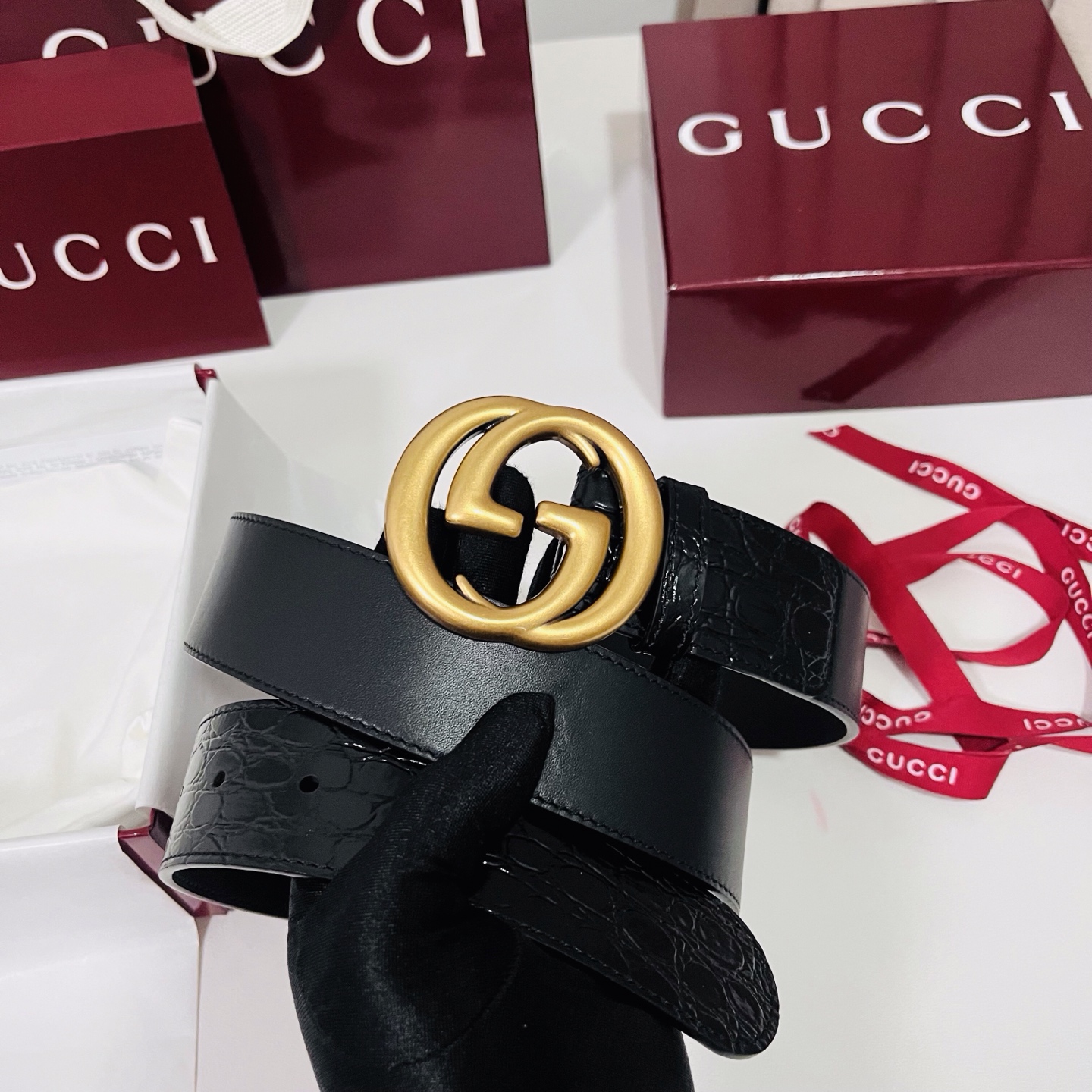 古奇 新款 标志性GG图案采用穿孔工艺制作，为这款黑色皮革腰带增添精致质感。闪亮钯金色调金属双G造型配件