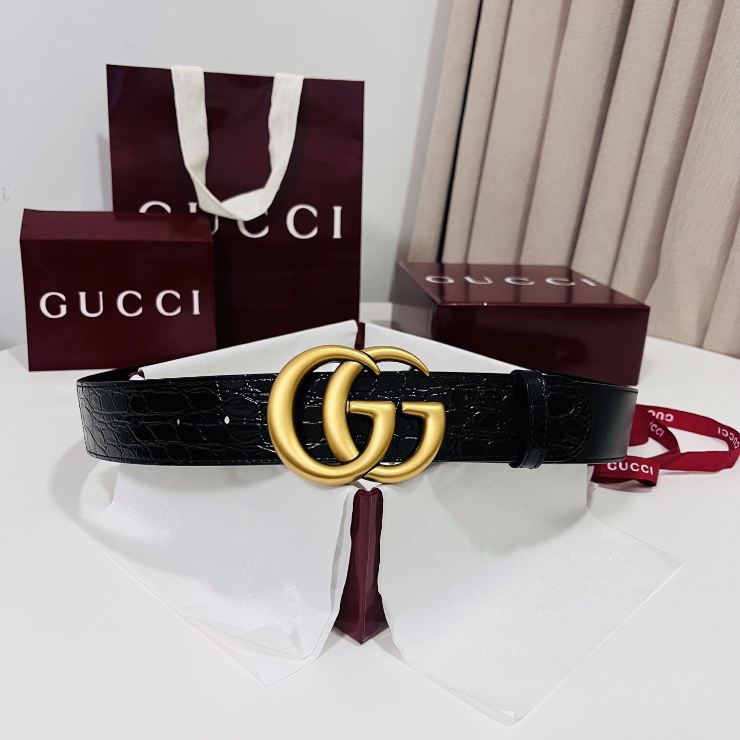 古奇 新款 标志性GG图案采用穿孔工艺制作，为这款黑色皮革腰带增添精致质感。闪亮钯金色调金属双G造型配件