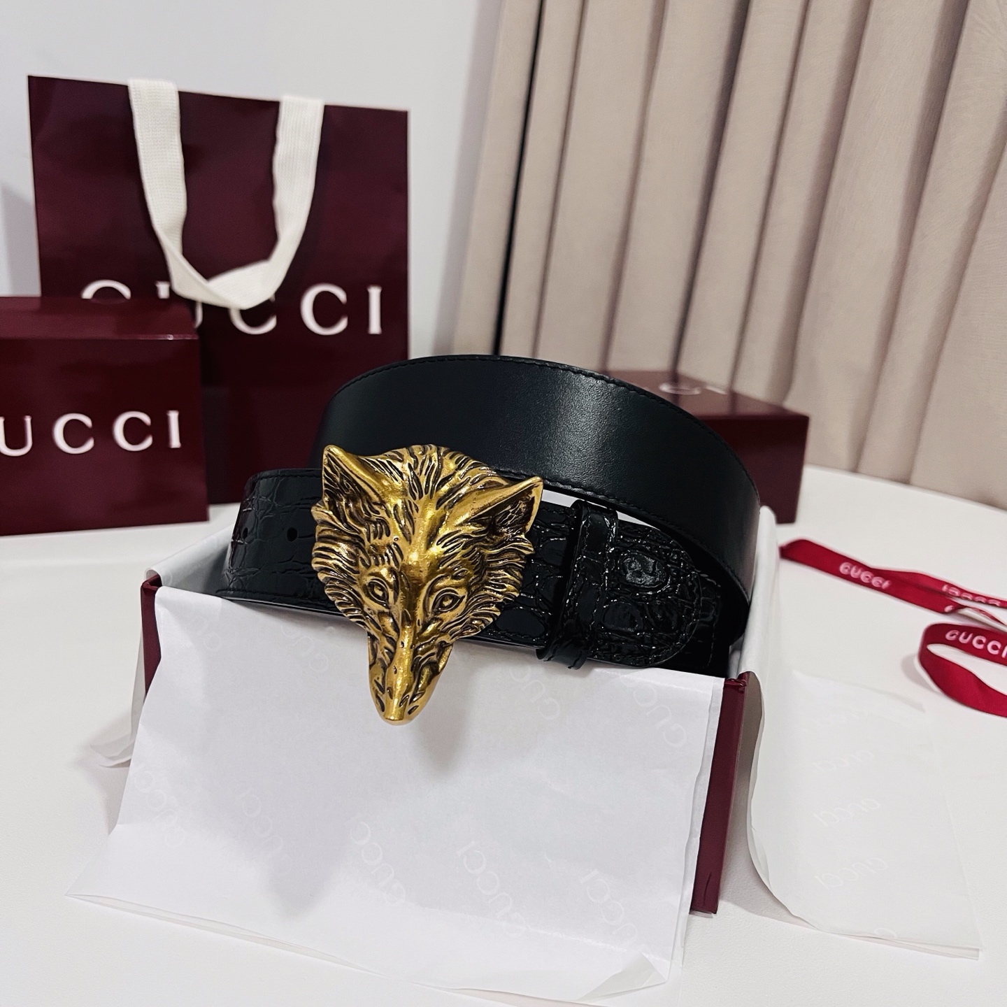 古奇 新款 标志性GG图案采用穿孔工艺制作，为这款黑色皮革腰带增添精致质感。闪亮钯金色调金属双G造型配件