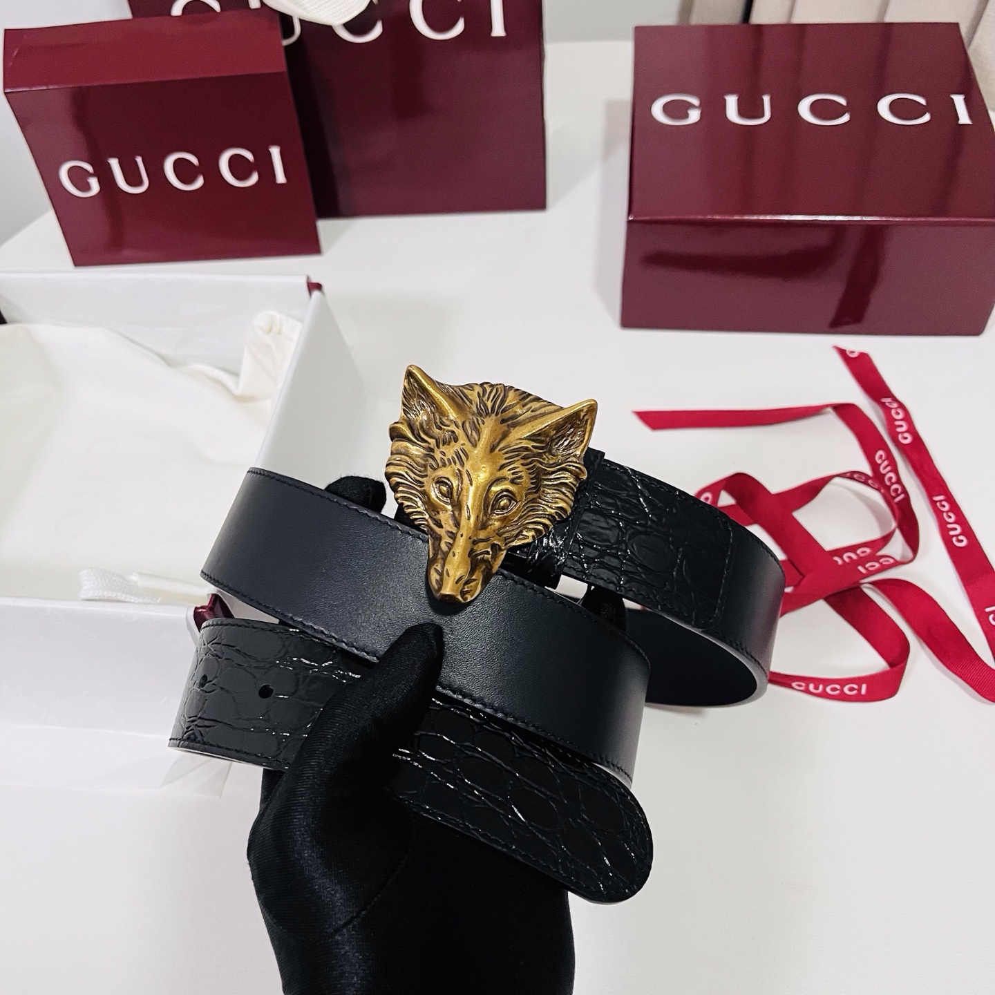 古奇 新款 标志性GG图案采用穿孔工艺制作，为这款黑色皮革腰带增添精致质感。闪亮钯金色调金属双G造型配件