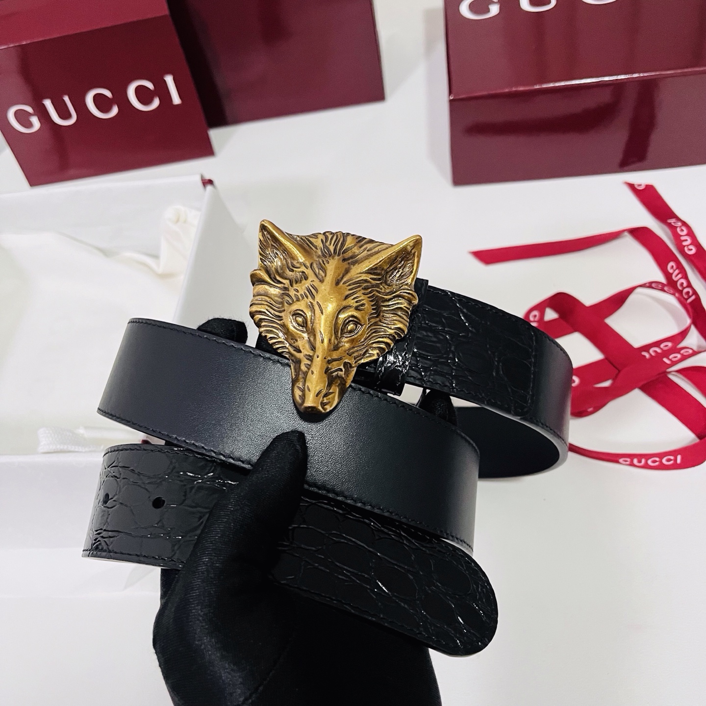 古奇 新款 标志性GG图案采用穿孔工艺制作，为这款黑色皮革腰带增添精致质感。闪亮钯金色调金属双G造型配件