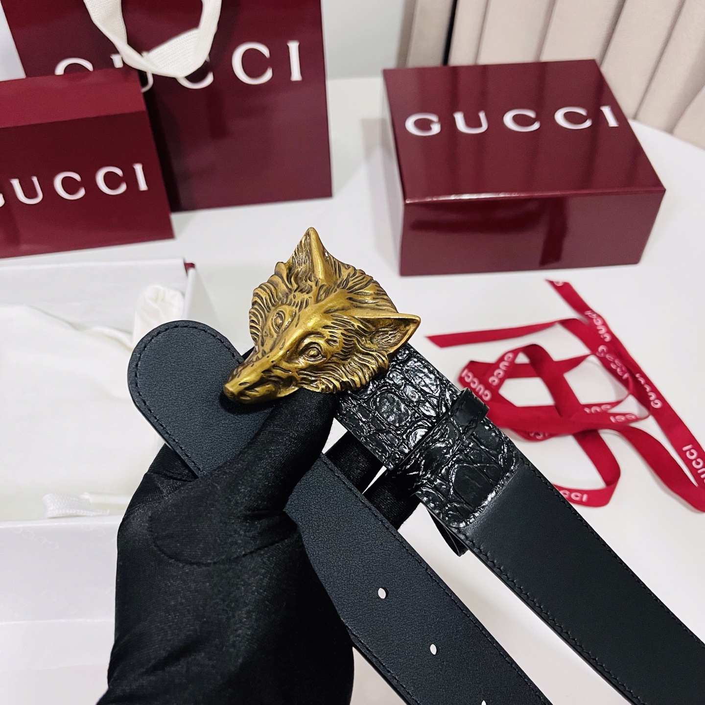 古奇 新款 标志性GG图案采用穿孔工艺制作，为这款黑色皮革腰带增添精致质感。闪亮钯金色调金属双G造型配件
