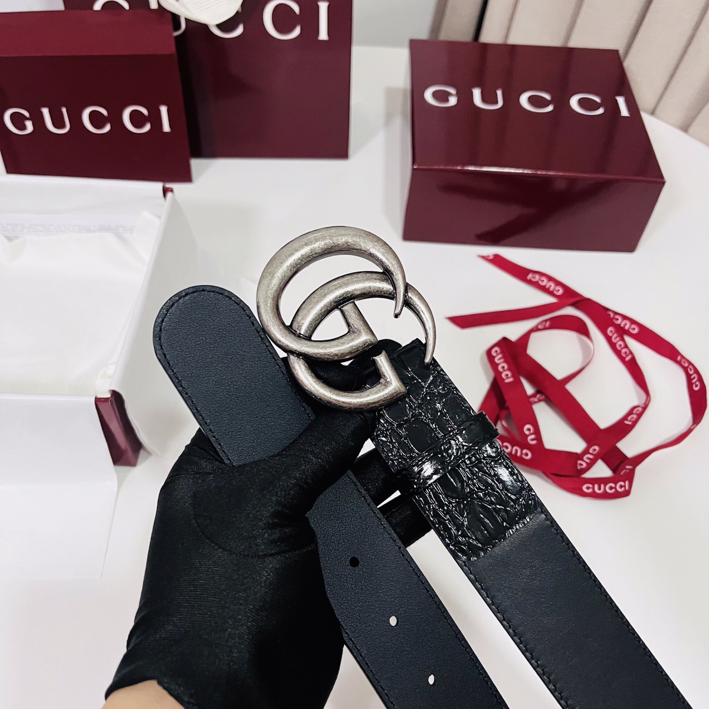 古奇 新款 标志性GG图案采用穿孔工艺制作，为这款黑色皮革腰带增添精致质感。闪亮钯金色调金属双G造型配件