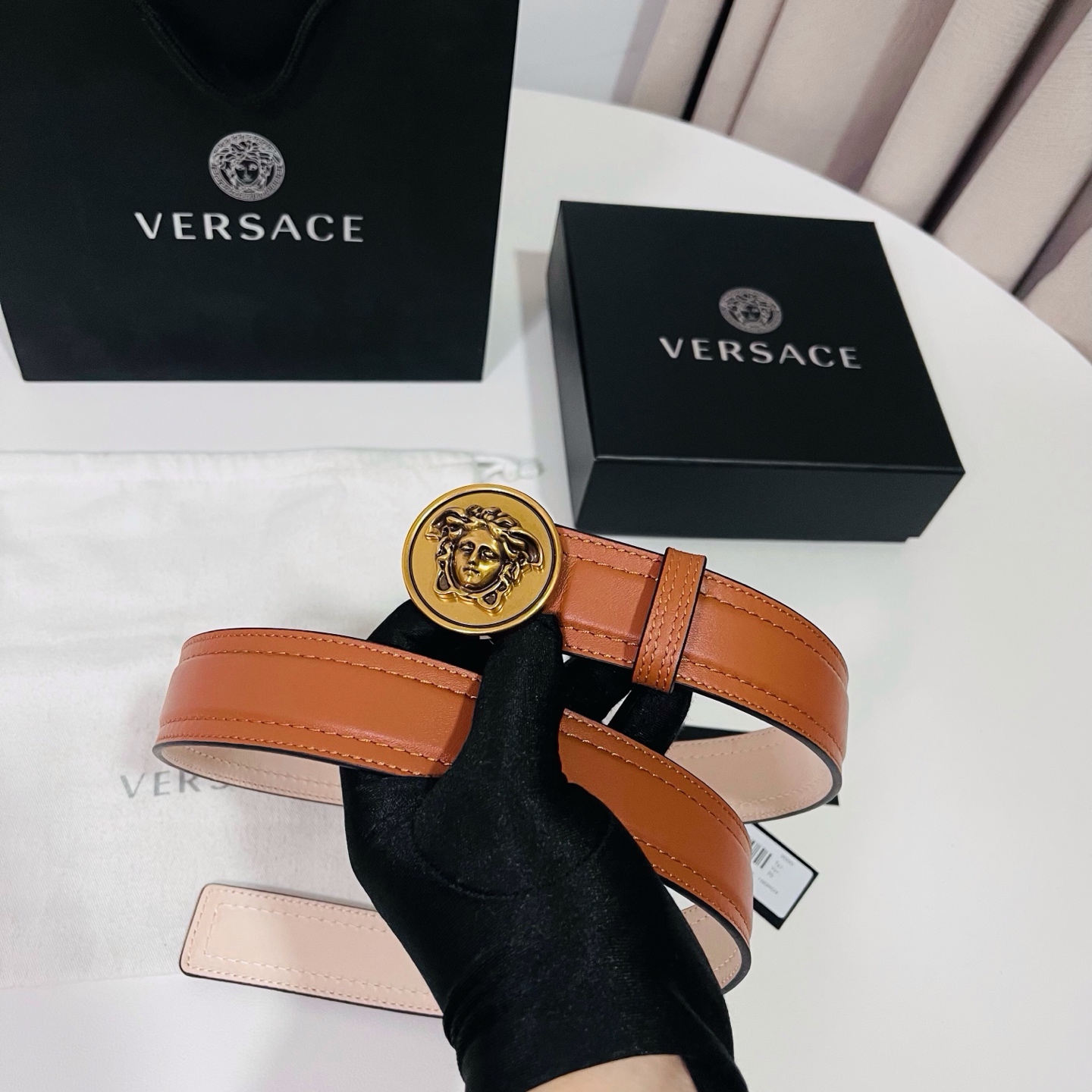 范思哲，新款牛皮革腰带，饰有Versace Logo字样，配有圆形金属搭扣，搭扣采用复古饰面，镶嵌立体M