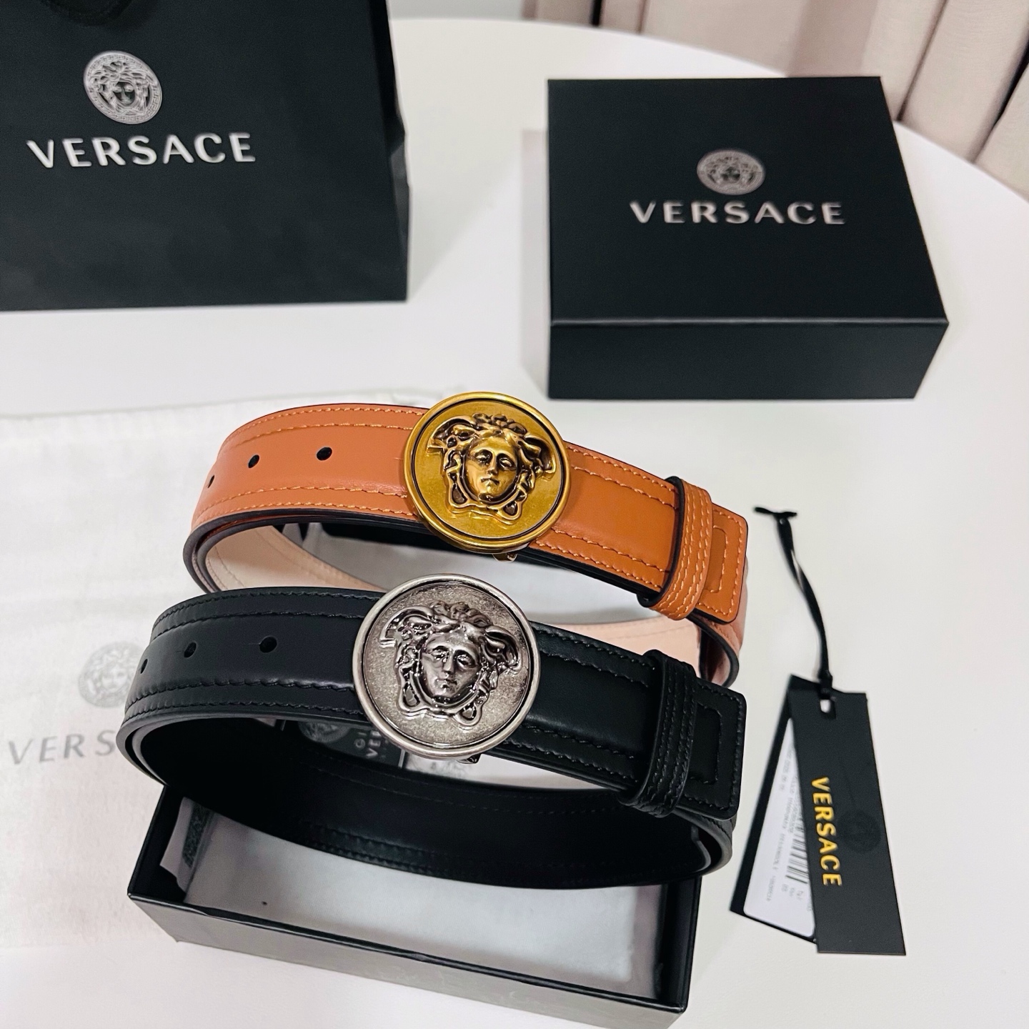 范思哲，新款牛皮革腰带，饰有Versace Logo字样，配有圆形金属搭扣，搭扣采用复古饰面，镶嵌立体M