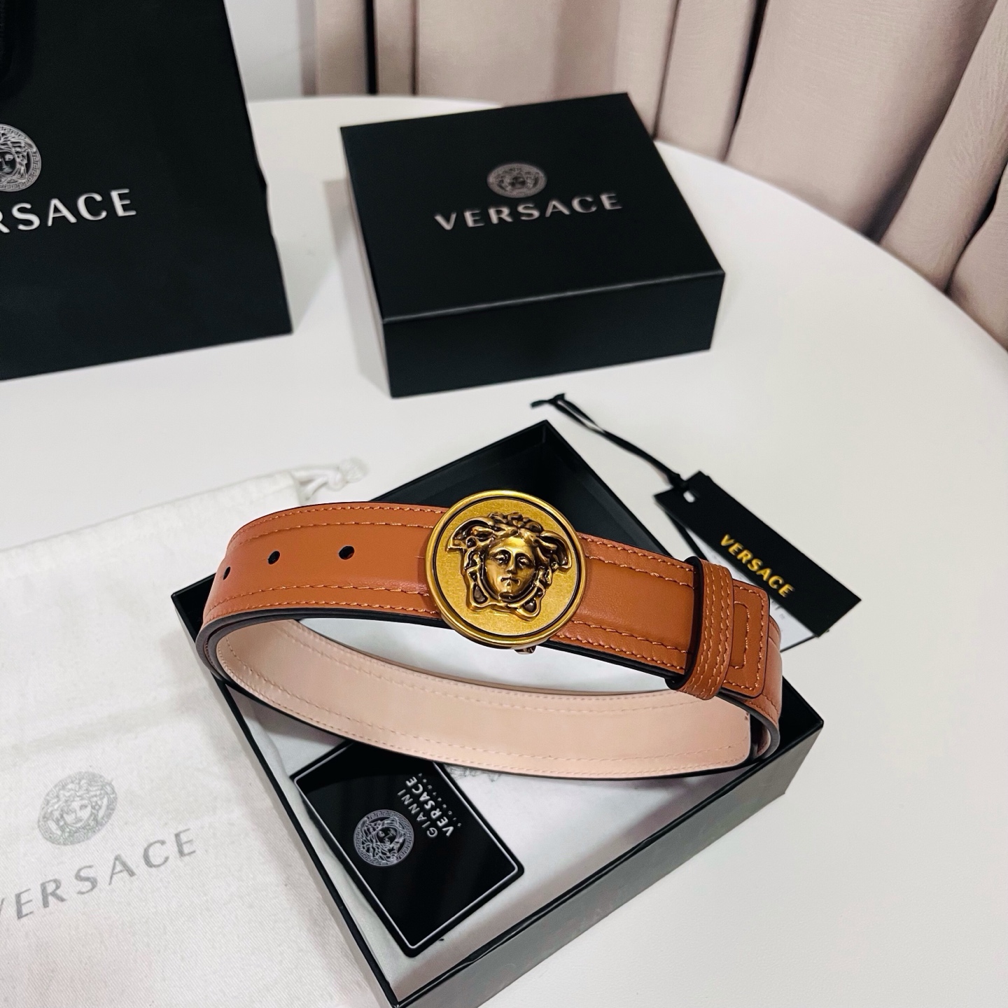 范思哲，新款牛皮革腰带，饰有Versace Logo字样，配有圆形金属搭扣，搭扣采用复古饰面，镶嵌立体M