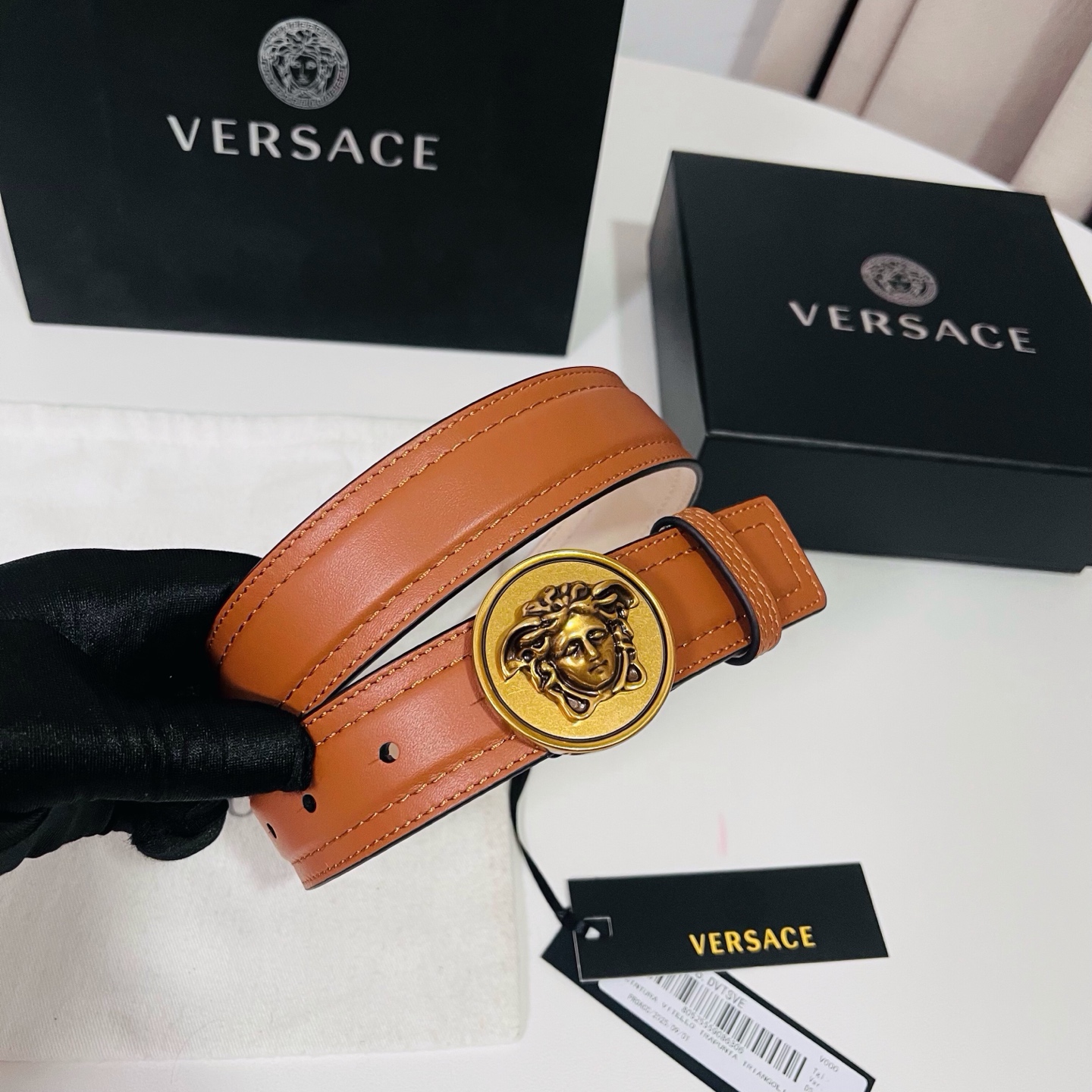 范思哲，新款牛皮革腰带，饰有Versace Logo字样，配有圆形金属搭扣，搭扣采用复古饰面，镶嵌立体M