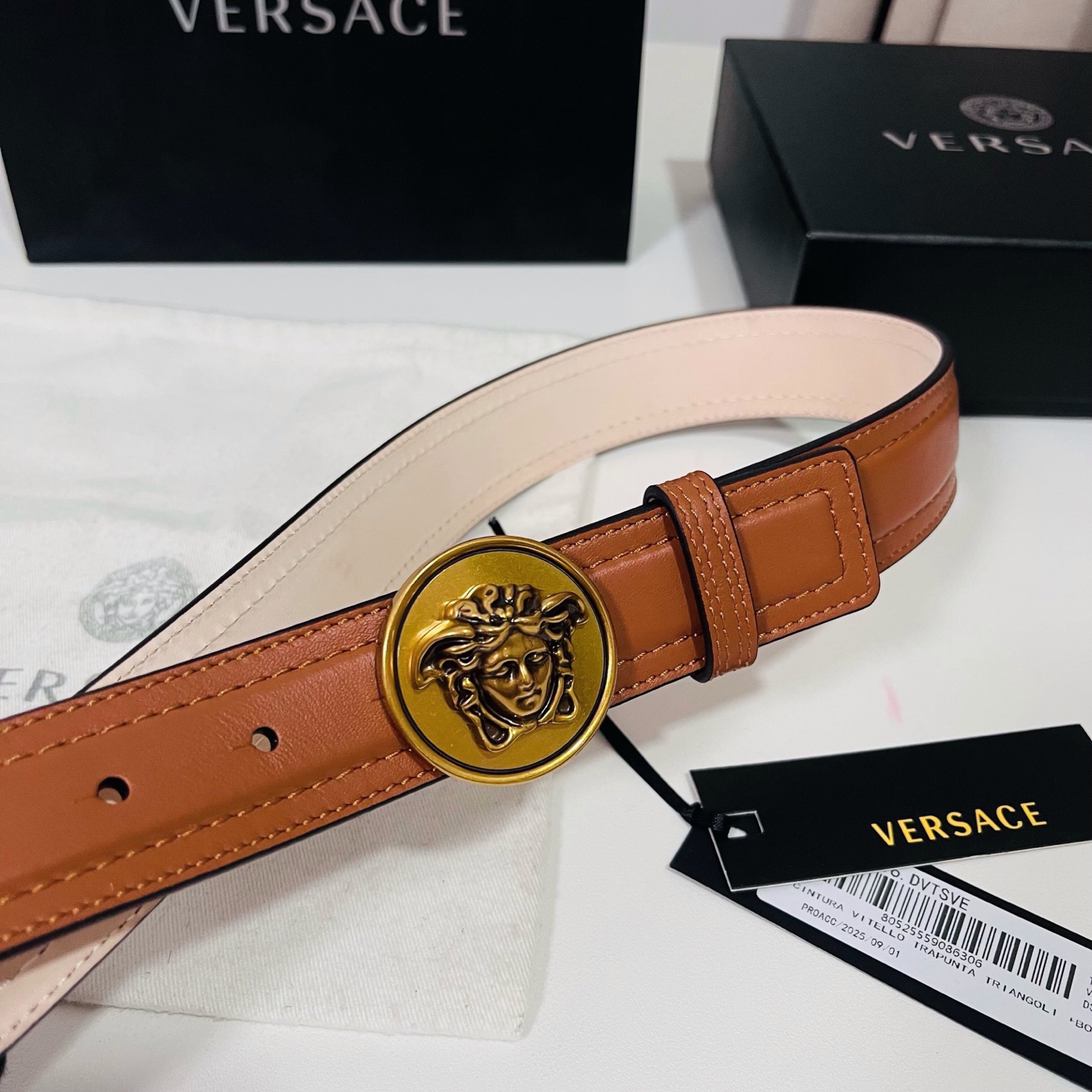 范思哲，新款牛皮革腰带，饰有Versace Logo字样，配有圆形金属搭扣，搭扣采用复古饰面，镶嵌立体M