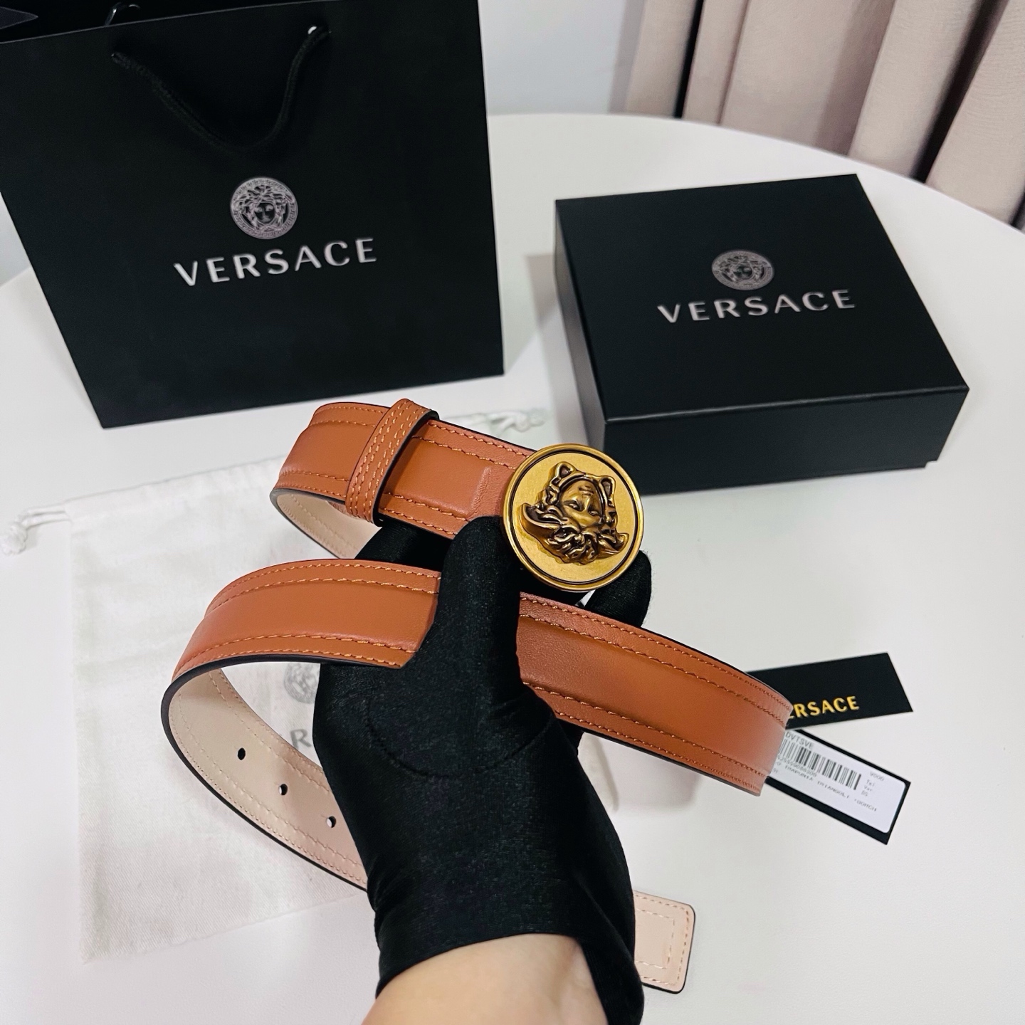 范思哲，新款牛皮革腰带，饰有Versace Logo字样，配有圆形金属搭扣，搭扣采用复古饰面，镶嵌立体M