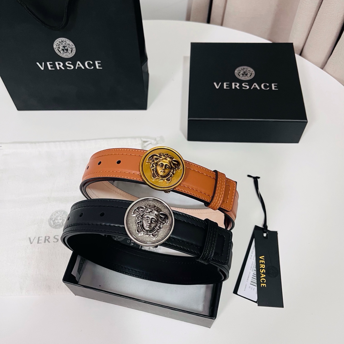 范思哲，新款牛皮革腰带，饰有Versace Logo字样，配有圆形金属搭扣，搭扣采用复古饰面，镶嵌立体M