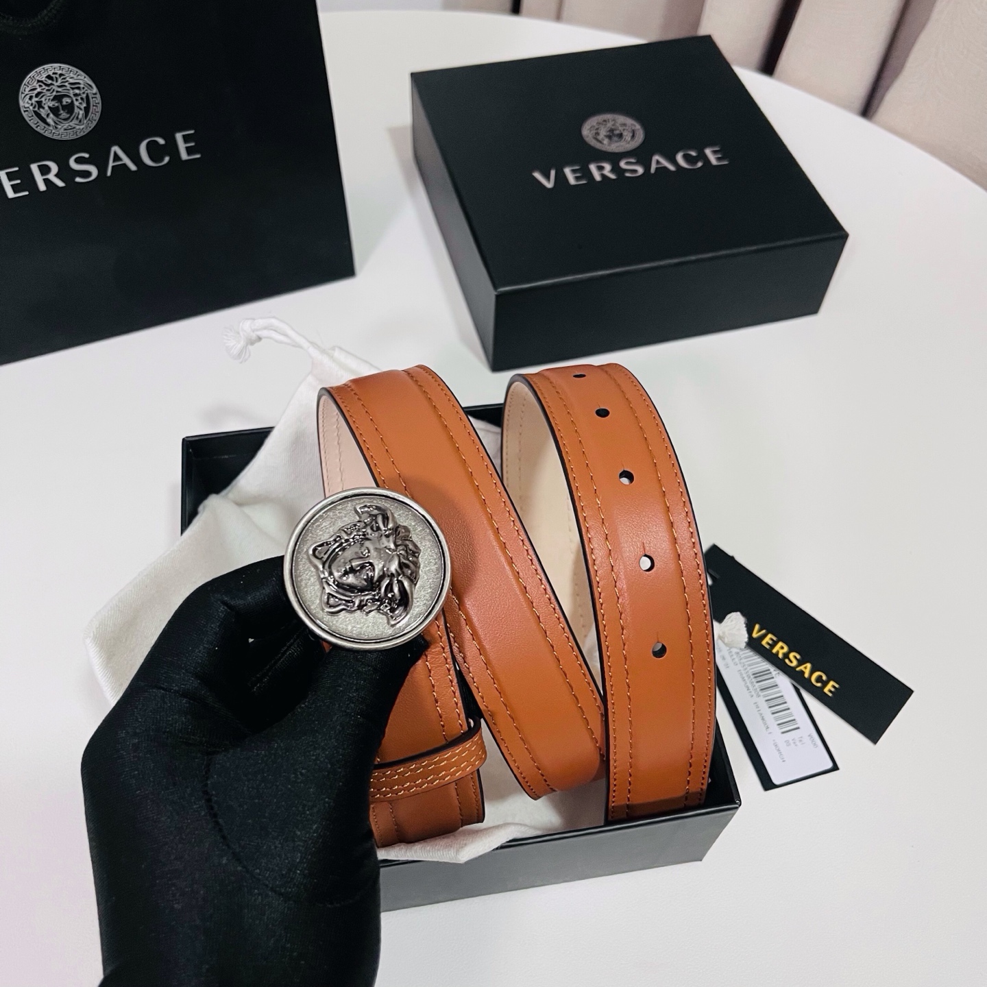 范思哲，新款牛皮革腰带，饰有Versace Logo字样，配有圆形金属搭扣，搭扣采用复古饰面，镶嵌立体M