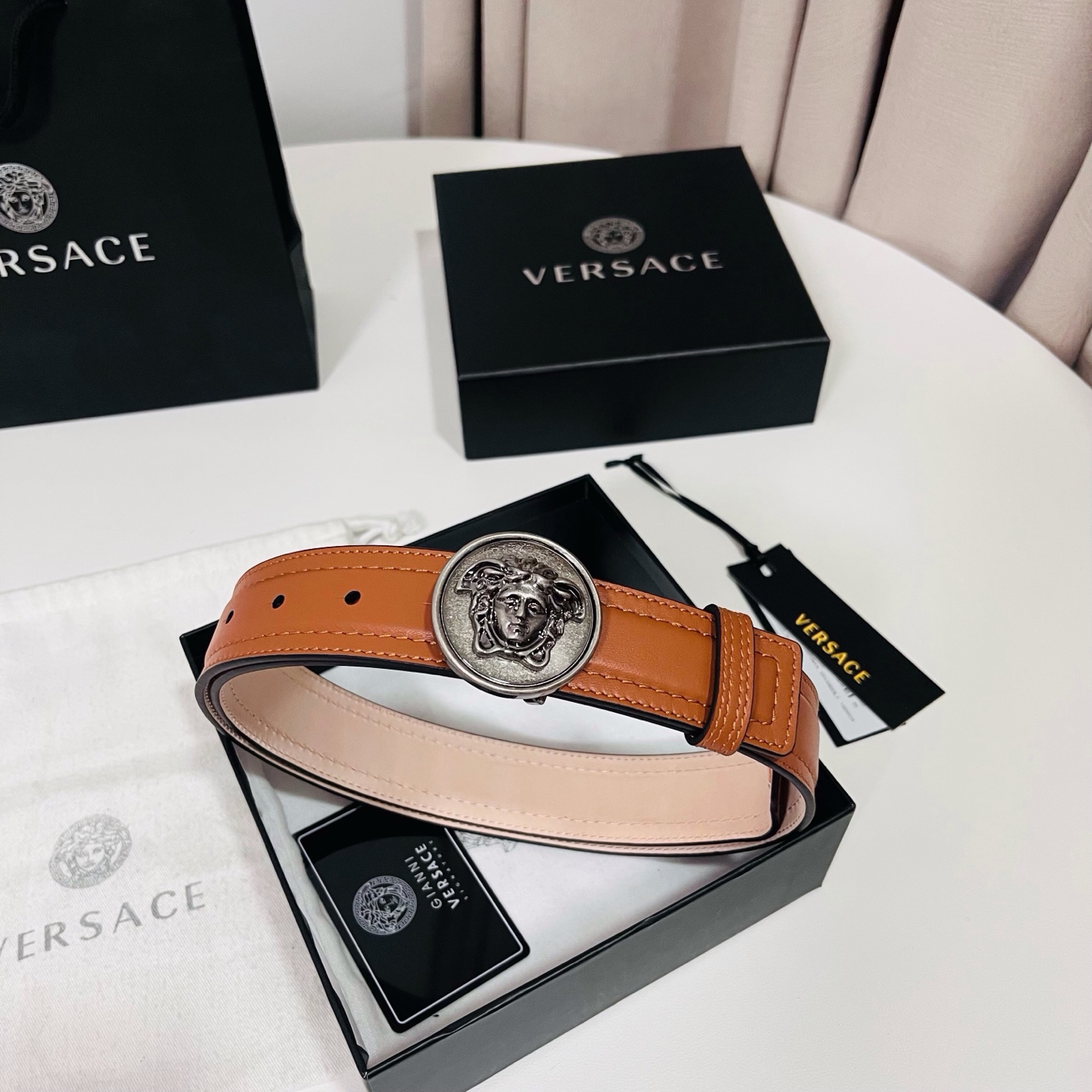 范思哲，新款牛皮革腰带，饰有Versace Logo字样，配有圆形金属搭扣，搭扣采用复古饰面，镶嵌立体M
