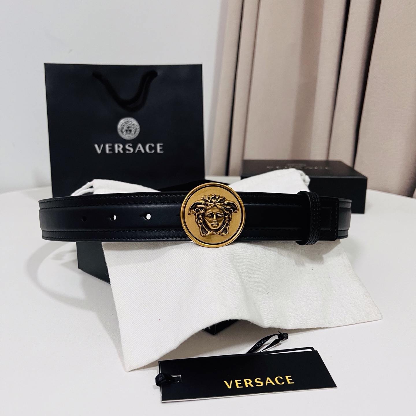 范思哲，新款牛皮革腰带，饰有Versace Logo字样，配有圆形金属搭扣，搭扣采用复古饰面，镶嵌立体M