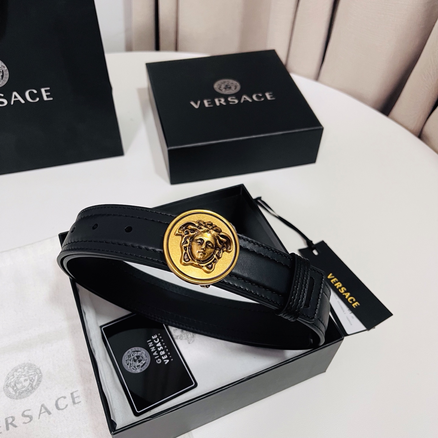 范思哲，新款牛皮革腰带，饰有Versace Logo字样，配有圆形金属搭扣，搭扣采用复古饰面，镶嵌立体M