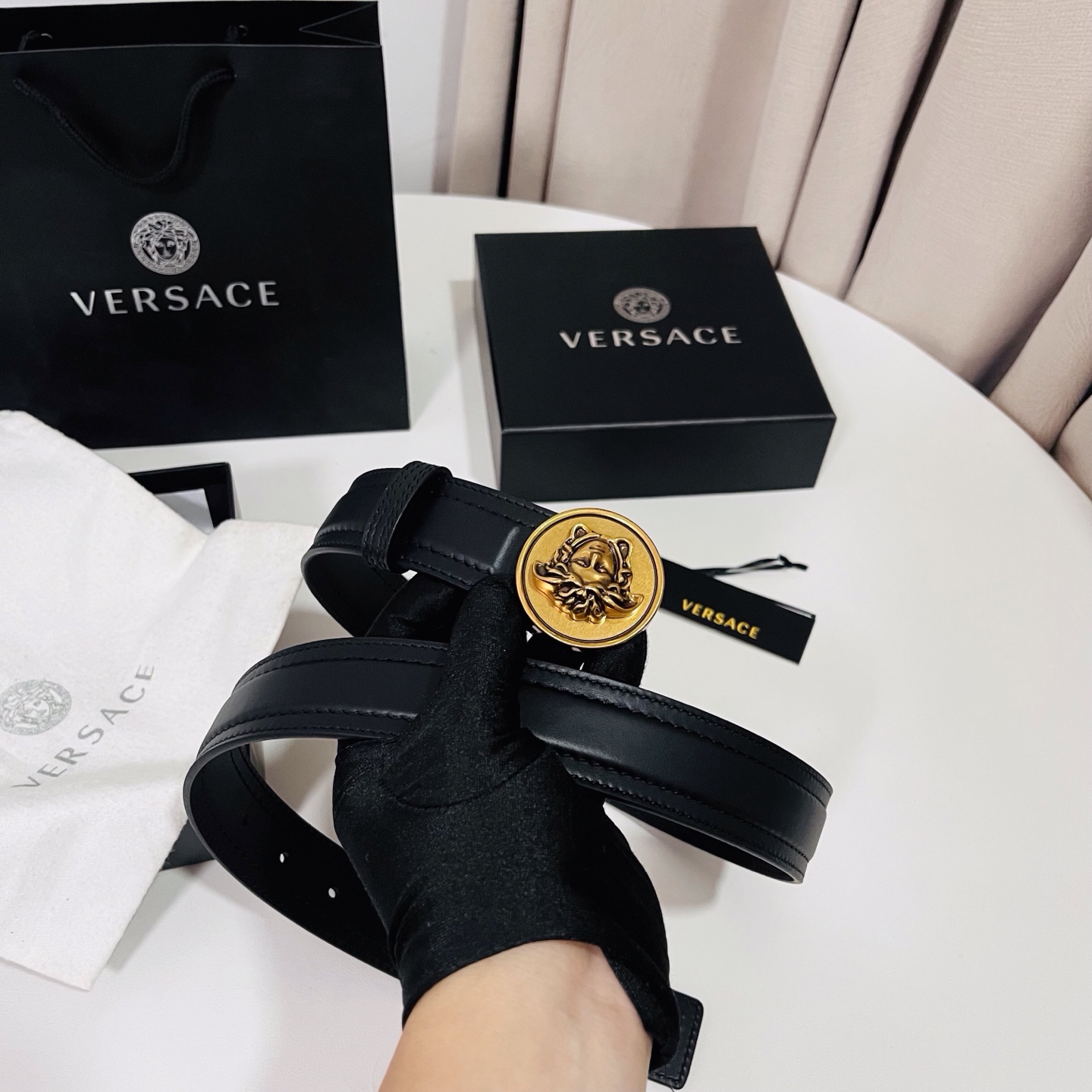 范思哲，新款牛皮革腰带，饰有Versace Logo字样，配有圆形金属搭扣，搭扣采用复古饰面，镶嵌立体M