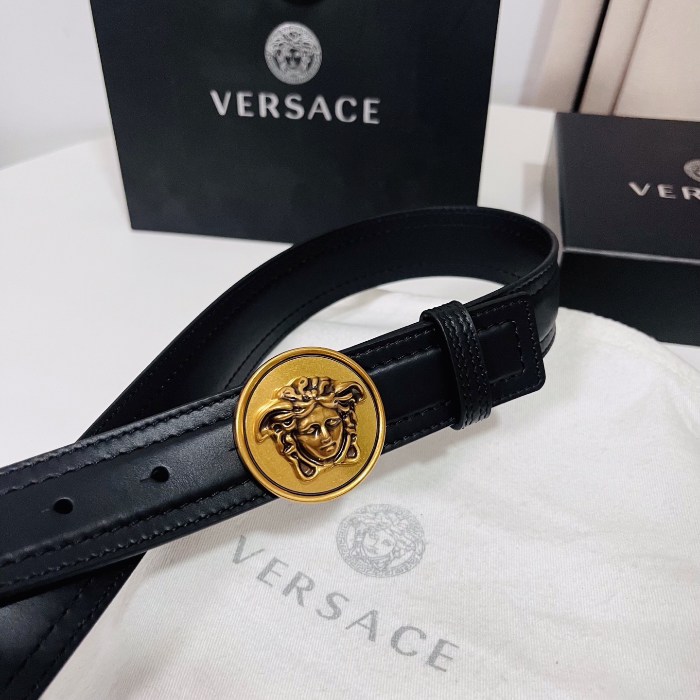 范思哲，新款牛皮革腰带，饰有Versace Logo字样，配有圆形金属搭扣，搭扣采用复古饰面，镶嵌立体M