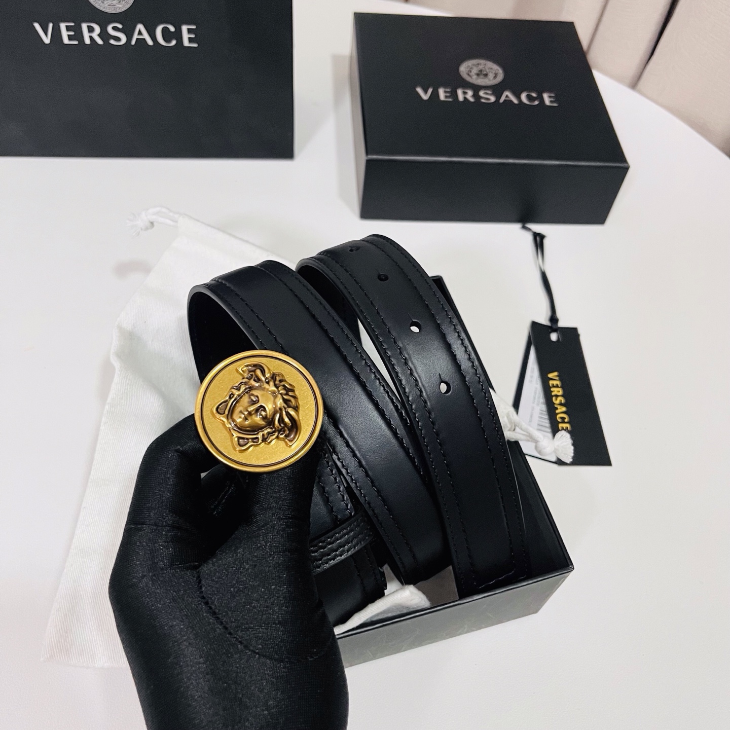 范思哲，新款牛皮革腰带，饰有Versace Logo字样，配有圆形金属搭扣，搭扣采用复古饰面，镶嵌立体M