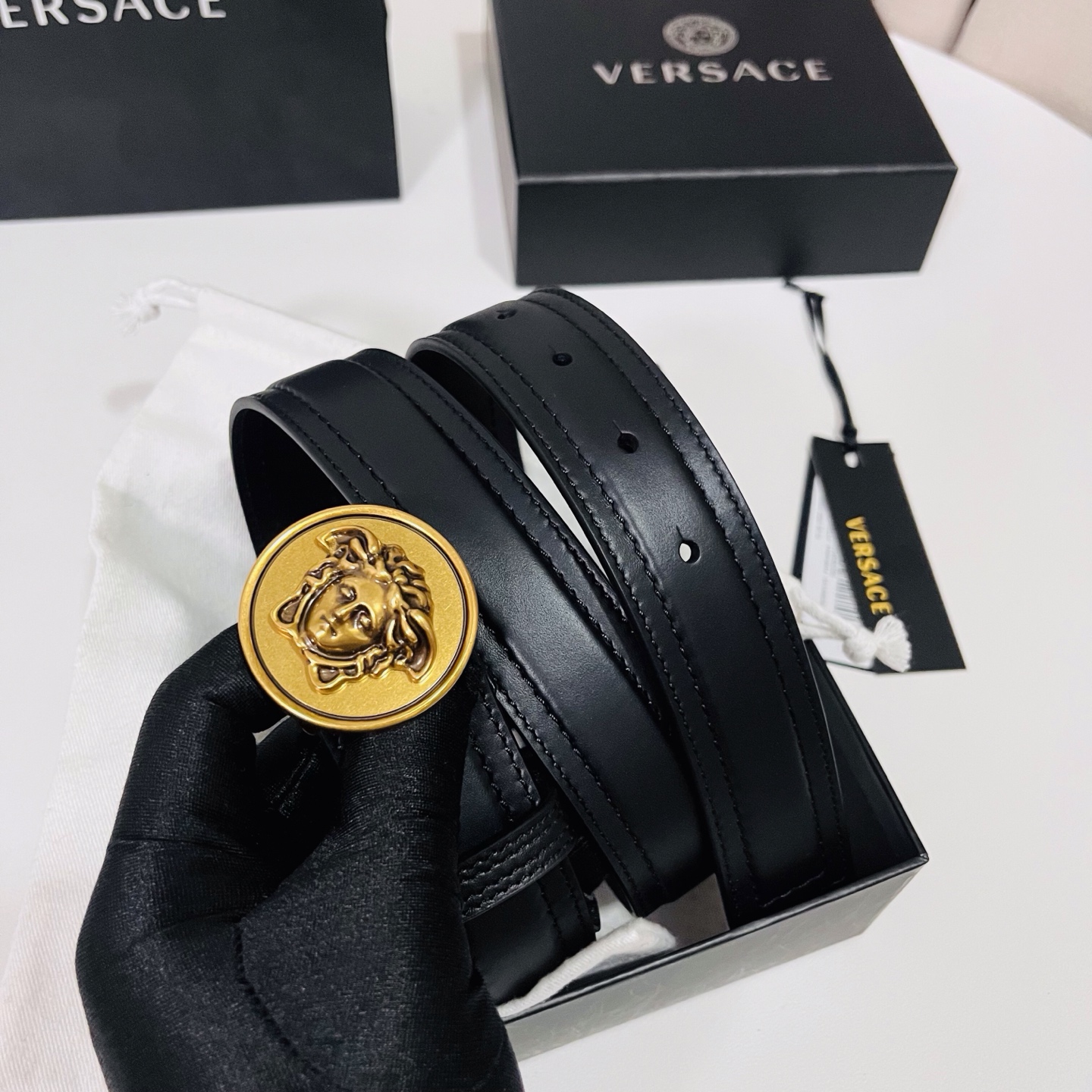 范思哲，新款牛皮革腰带，饰有Versace Logo字样，配有圆形金属搭扣，搭扣采用复古饰面，镶嵌立体M