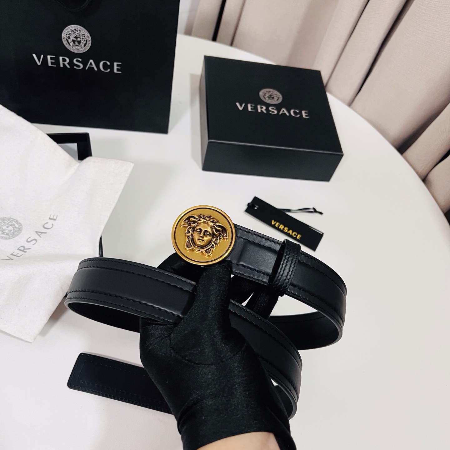 范思哲，新款牛皮革腰带，饰有Versace Logo字样，配有圆形金属搭扣，搭扣采用复古饰面，镶嵌立体M