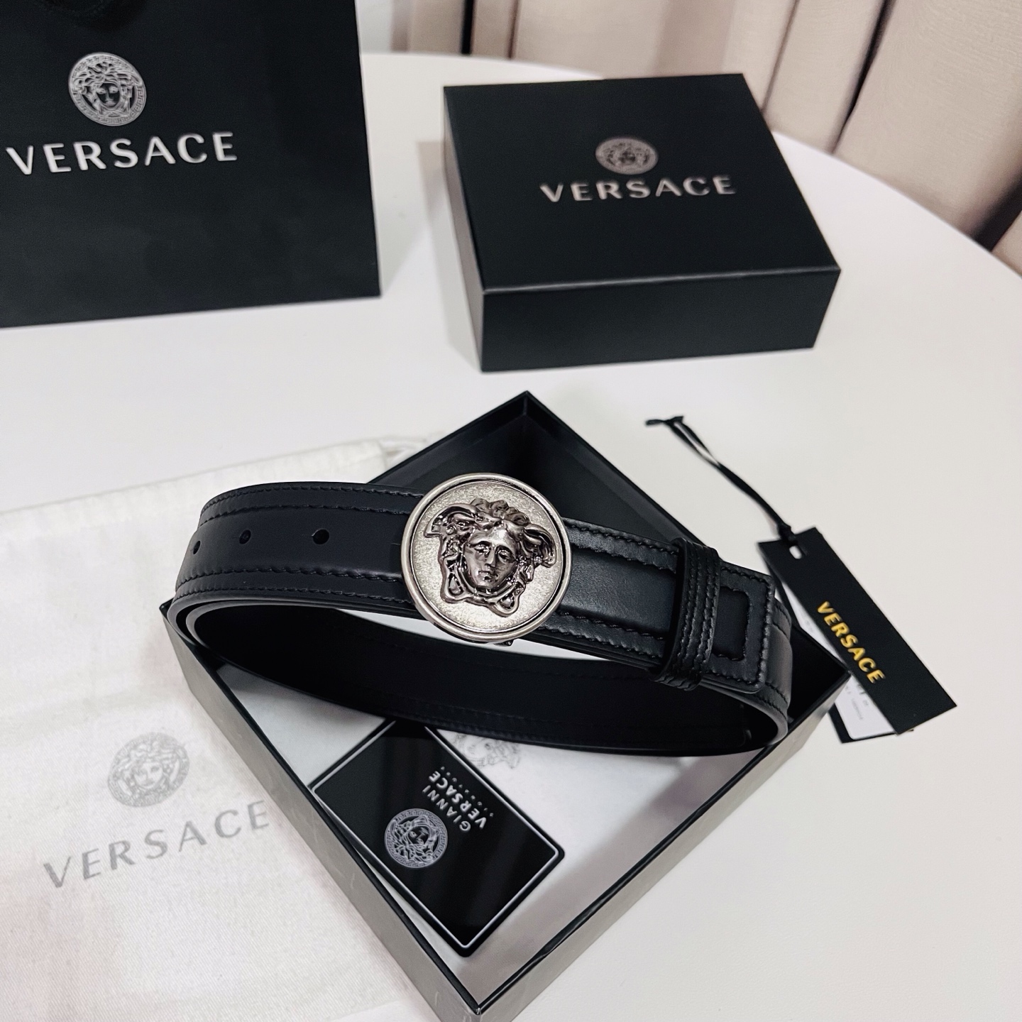 范思哲，新款牛皮革腰带，饰有Versace Logo字样，配有圆形金属搭扣，搭扣采用复古饰面，镶嵌立体M