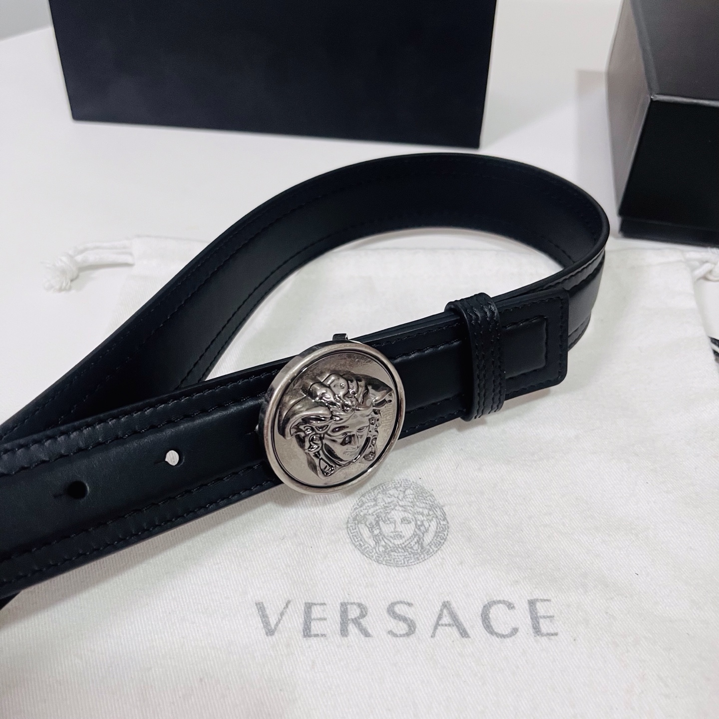 范思哲，新款牛皮革腰带，饰有Versace Logo字样，配有圆形金属搭扣，搭扣采用复古饰面，镶嵌立体M