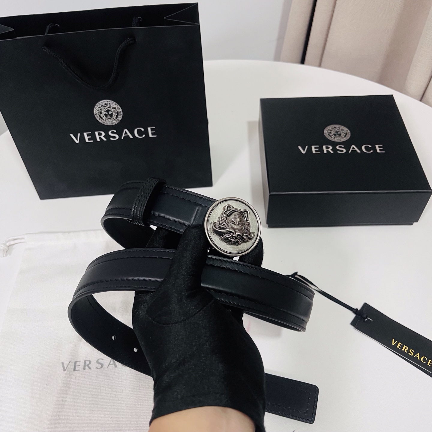 范思哲，新款牛皮革腰带，饰有Versace Logo字样，配有圆形金属搭扣，搭扣采用复古饰面，镶嵌立体M