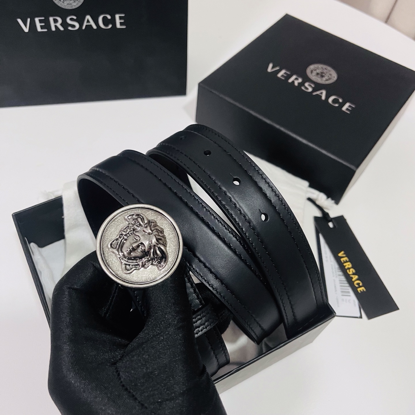 范思哲，新款牛皮革腰带，饰有Versace Logo字样，配有圆形金属搭扣，搭扣采用复古饰面，镶嵌立体M