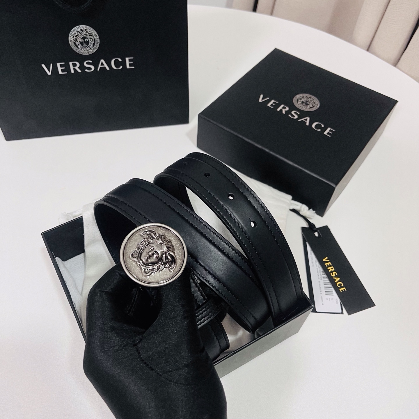 范思哲，新款牛皮革腰带，饰有Versace Logo字样，配有圆形金属搭扣，搭扣采用复古饰面，镶嵌立体M