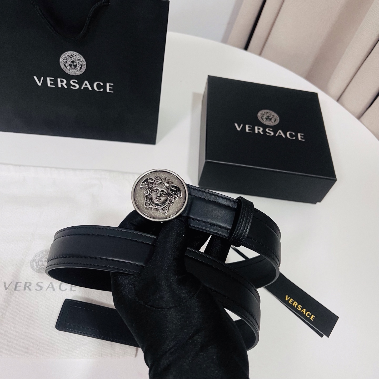 范思哲，新款牛皮革腰带，饰有Versace Logo字样，配有圆形金属搭扣，搭扣采用复古饰面，镶嵌立体M