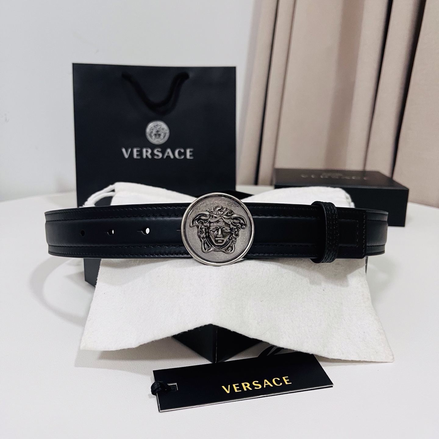 范思哲，新款牛皮革腰带，饰有Versace Logo字样，配有圆形金属搭扣，搭扣采用复古饰面，镶嵌立体M