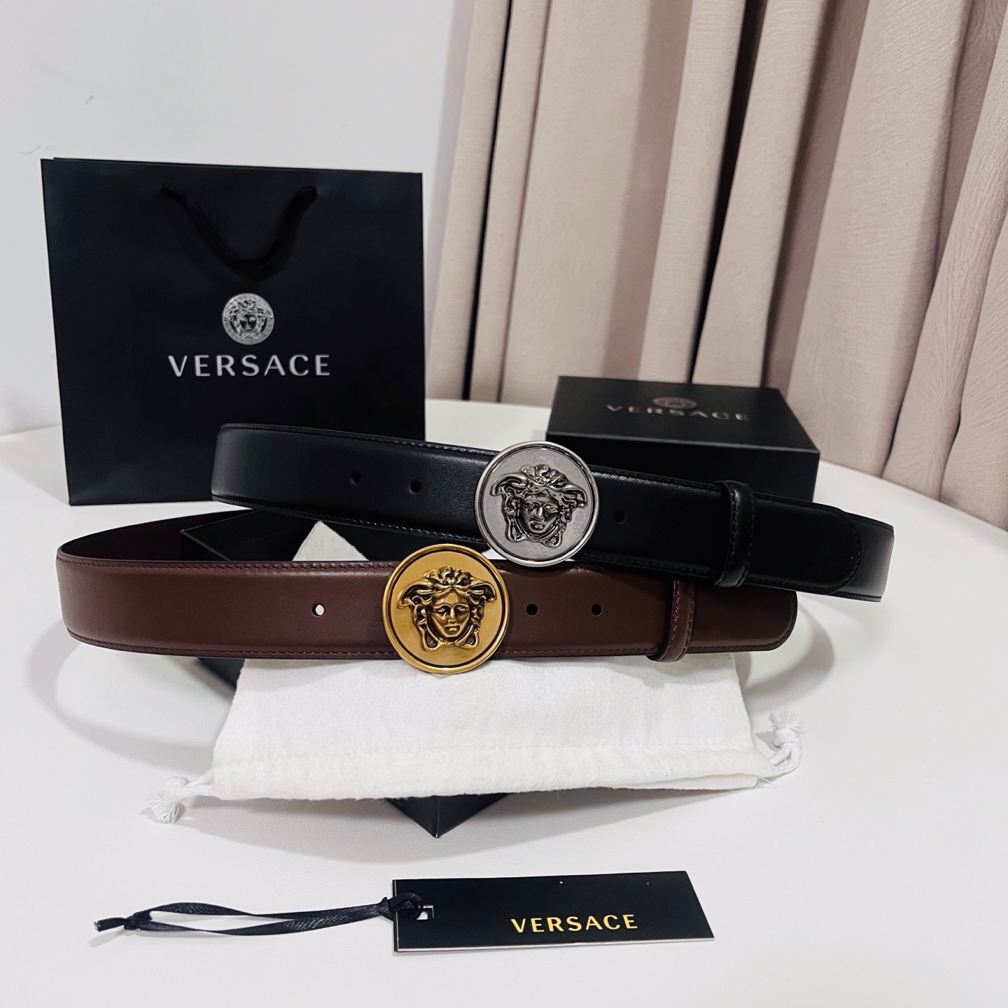 范思哲，新款牛皮革腰带，饰有Versace Logo字样，配有圆形金属搭扣，搭扣采用复古饰面，镶嵌立体M