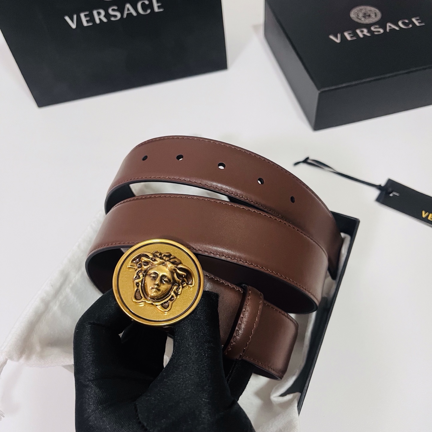 范思哲，新款牛皮革腰带，饰有Versace Logo字样，配有圆形金属搭扣，搭扣采用复古饰面，镶嵌立体M