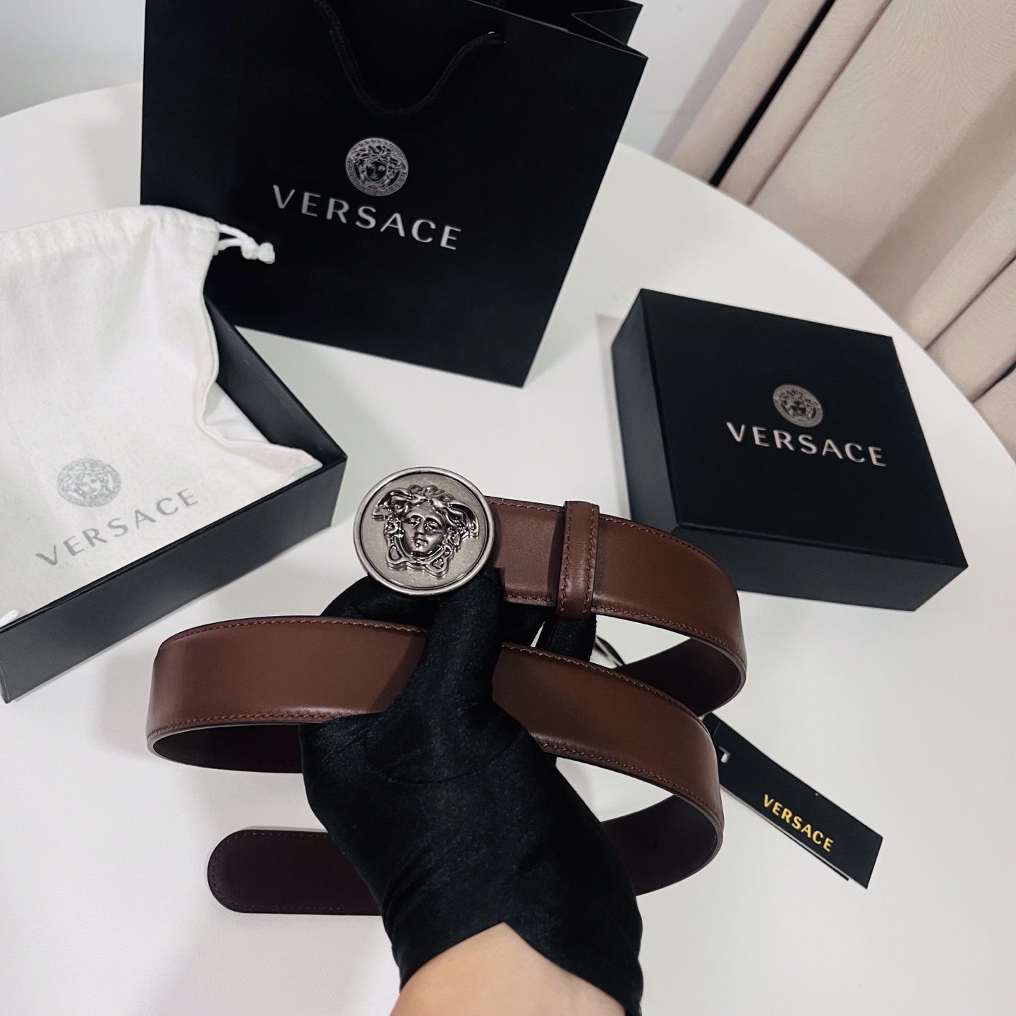 范思哲，新款牛皮革腰带，饰有Versace Logo字样，配有圆形金属搭扣，搭扣采用复古饰面，镶嵌立体M