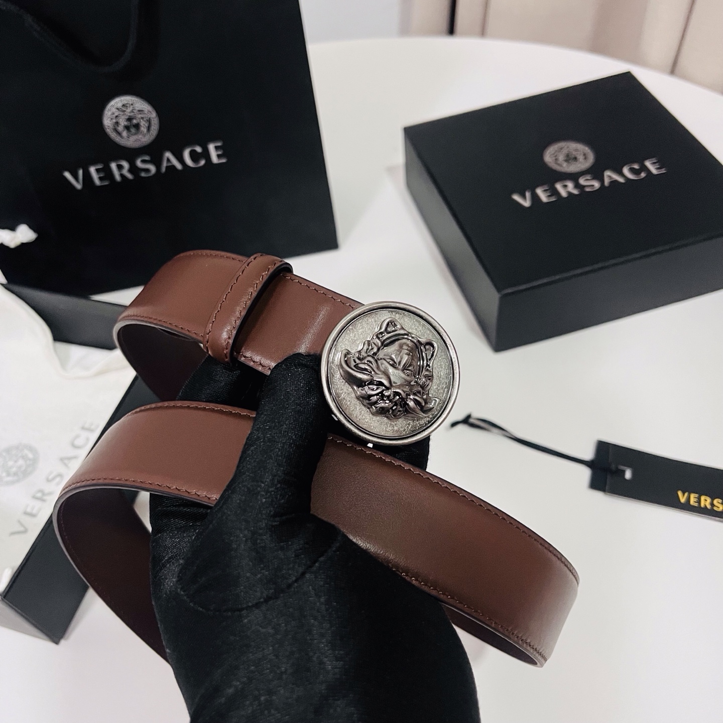 范思哲，新款牛皮革腰带，饰有Versace Logo字样，配有圆形金属搭扣，搭扣采用复古饰面，镶嵌立体M