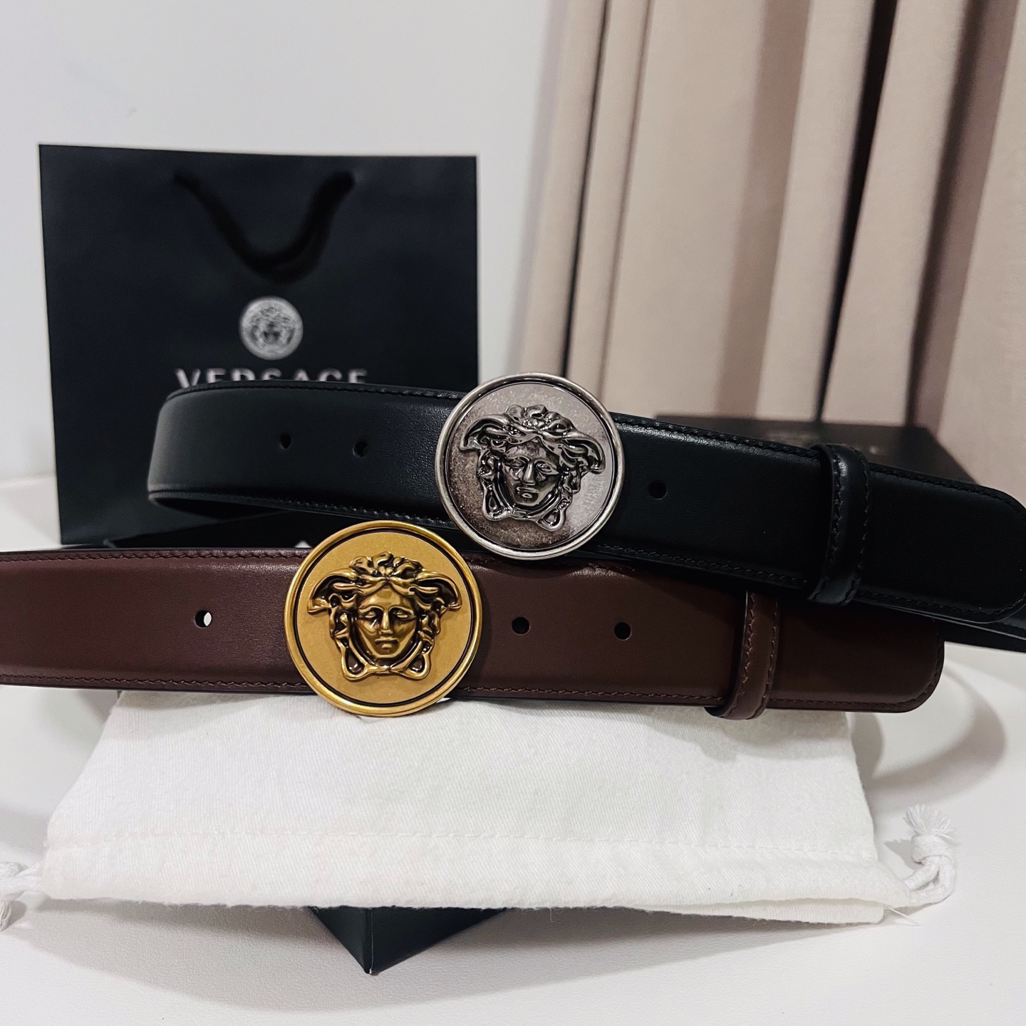 范思哲，新款牛皮革腰带，饰有Versace Logo字样，配有圆形金属搭扣，搭扣采用复古饰面，镶嵌立体M