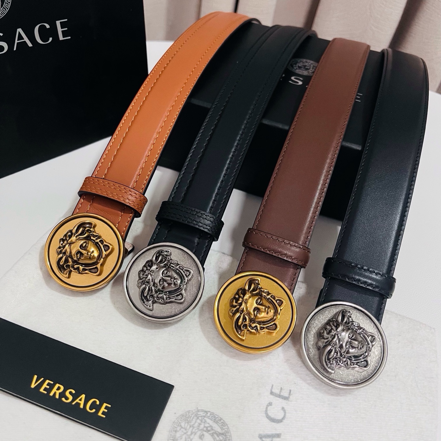 范思哲，新款牛皮革腰带，饰有Versace Logo字样，配有圆形金属搭扣，搭扣采用复古饰面，镶嵌立体M